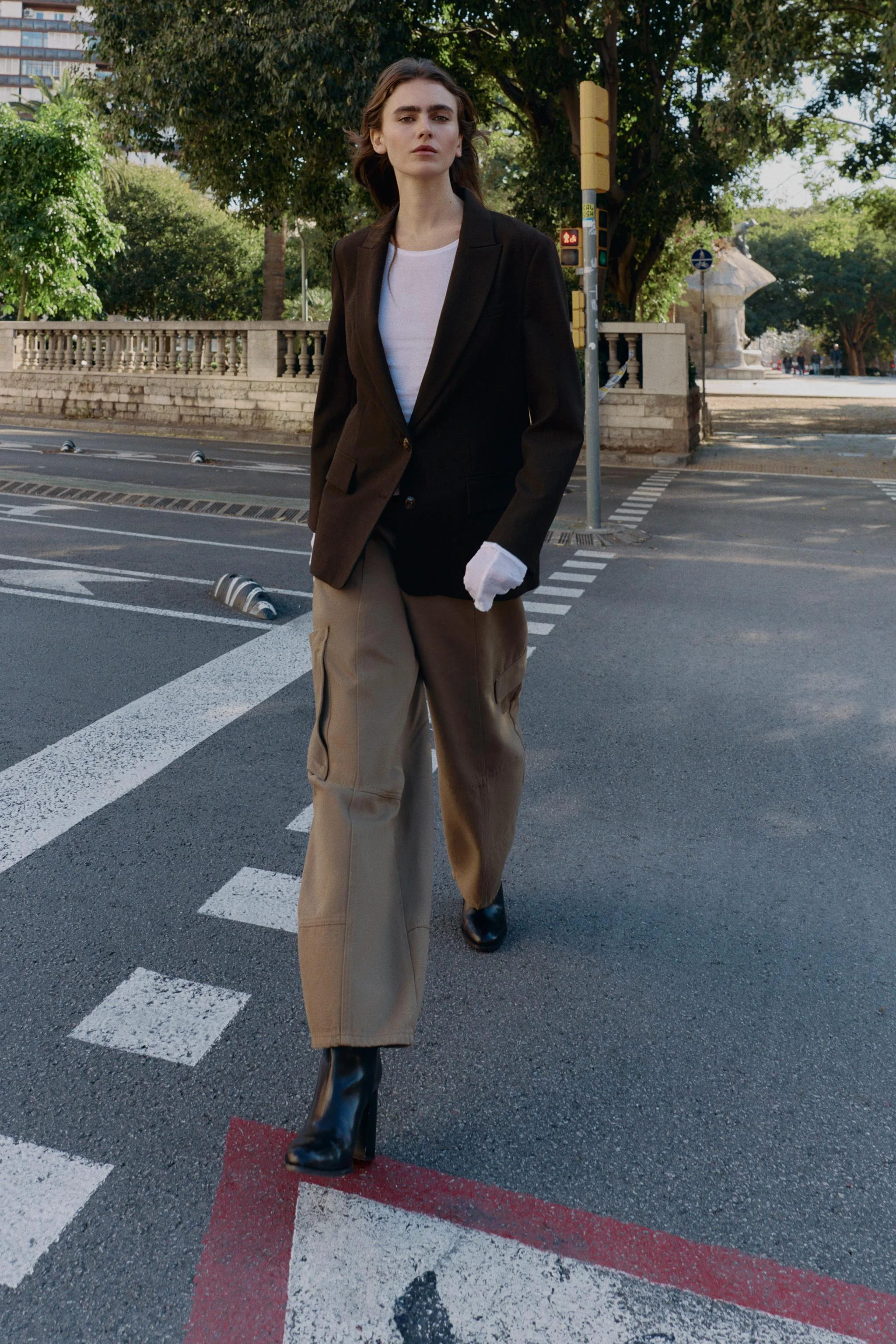 بلیزر آستین بلند با پد شانه و جزئیات دکمه در پشت