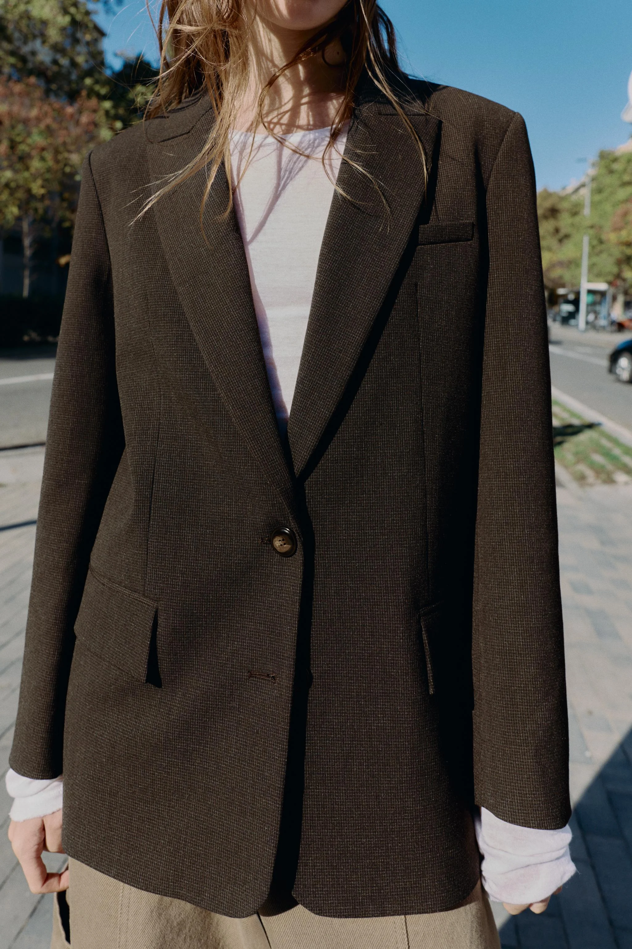 بلیزر آستین بلند با پد شانه و جزئیات دکمه در پشت