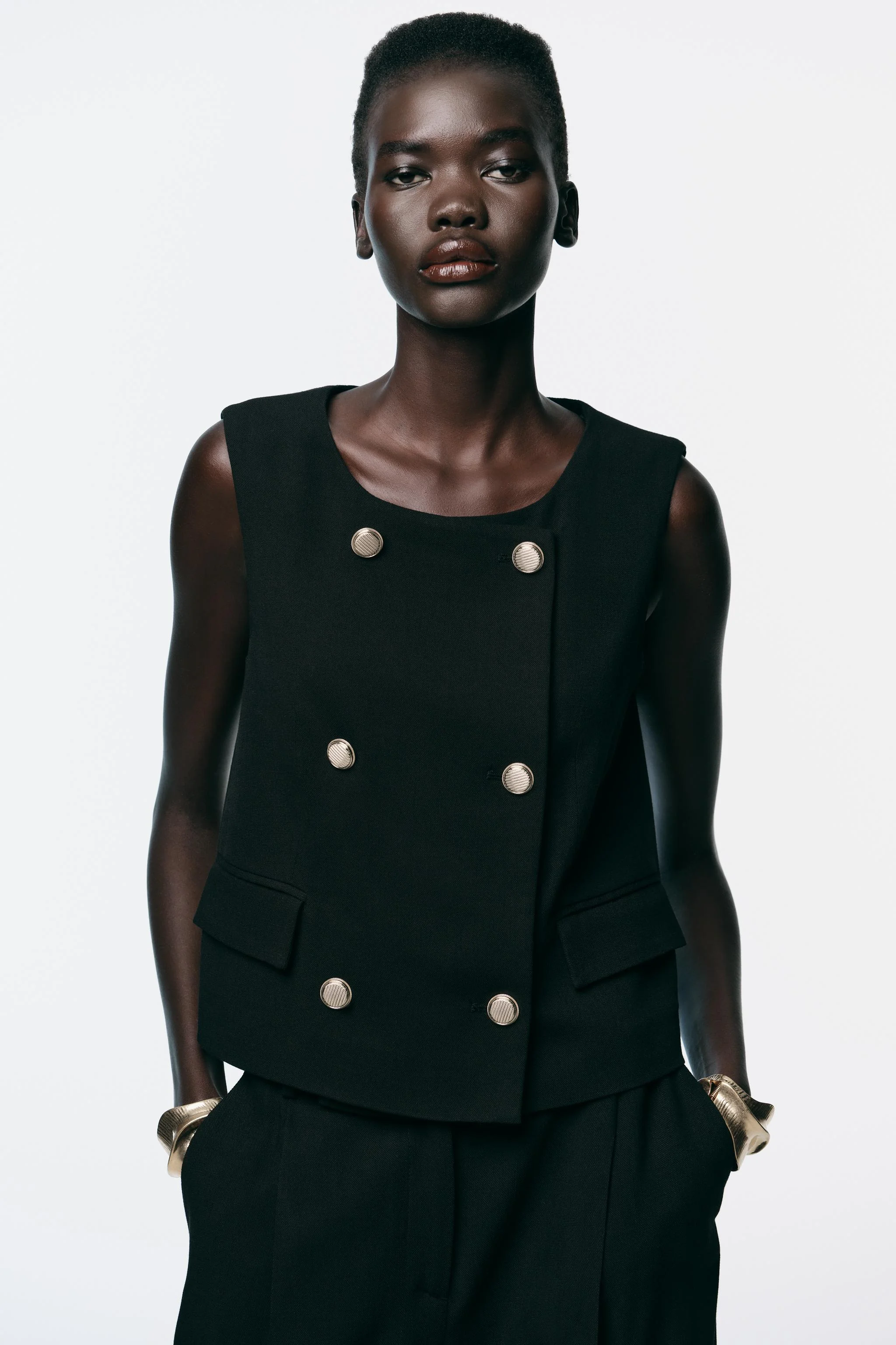 جلیقه دو سینه با دکمه های طلایی