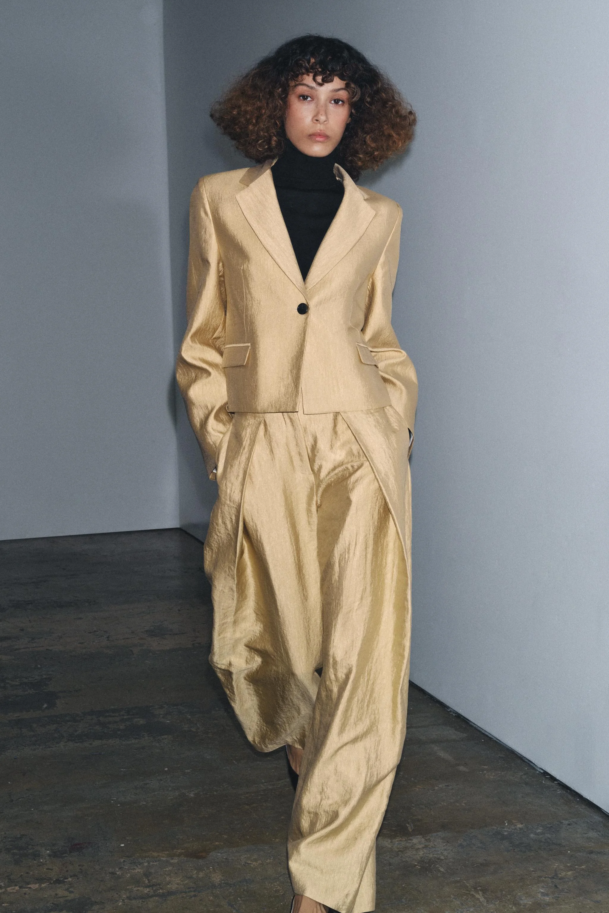 کت بلیزر کوتاه متالیک ZW COLLECTION