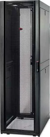 محفظه رک 42 یونیت APC NetShelter SX، عرض 600 میلی‌متر در عمق 1070 میلی‌متر، دارای پنل‌های جانبی، پایه‌های تراز و چرخ‌ها، سقف با قابلیت دسترسی به کابل، پنل‌های نیمه ارتفاع، مشکی | AR3100