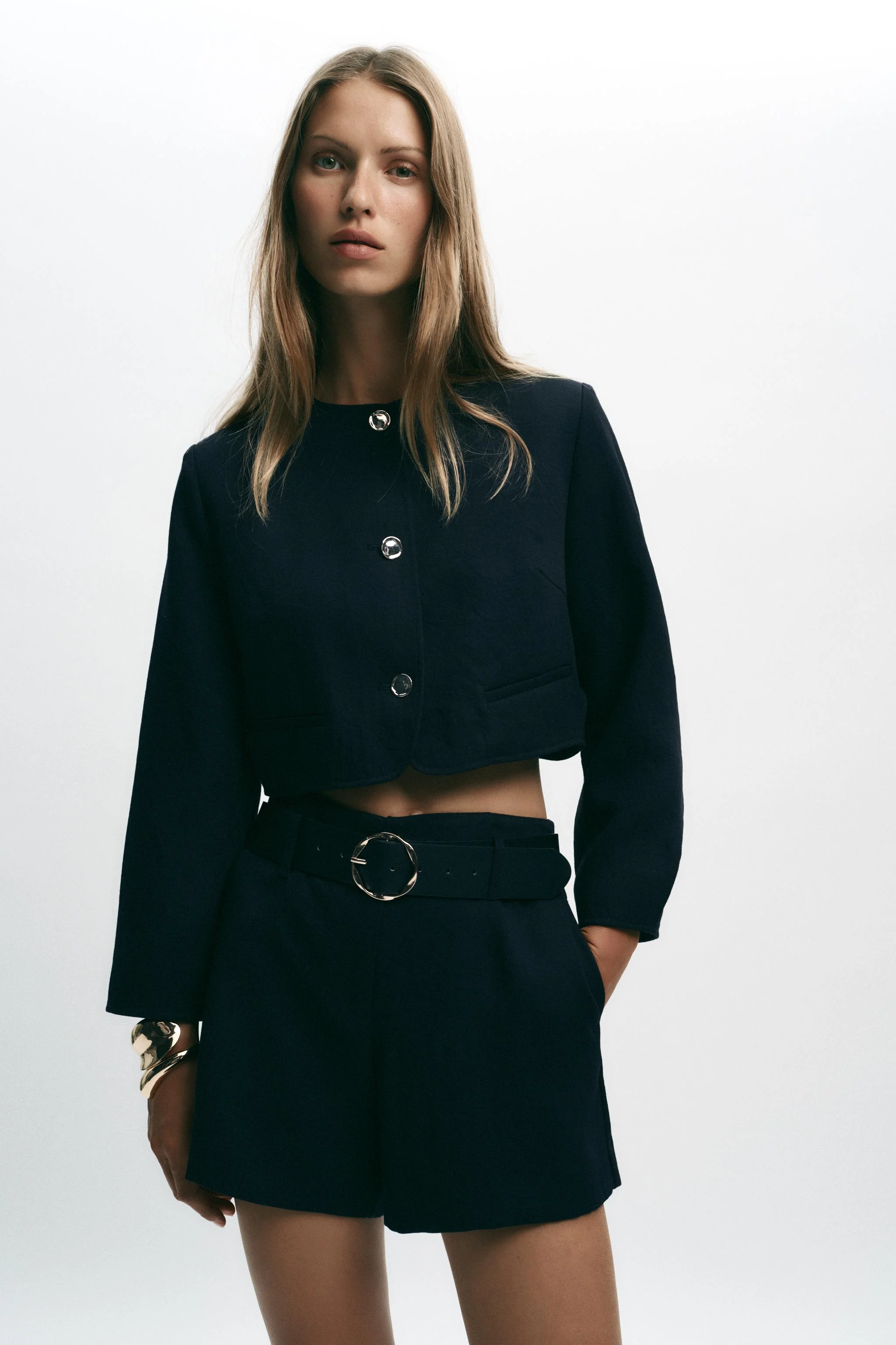 کت بلیزر کوتاه با دکمه طلایی