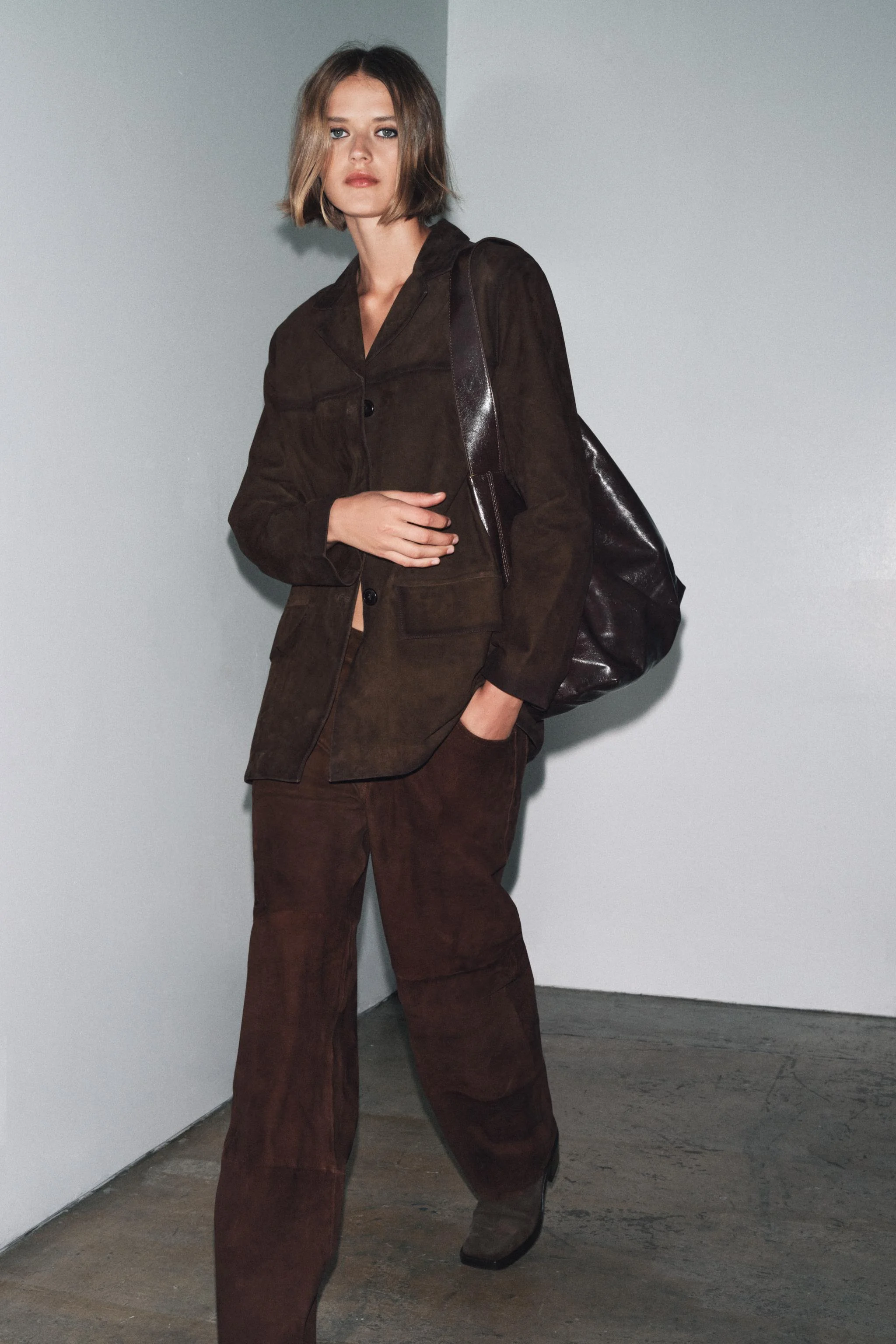 کت تک زنانه زارا WOMAN COLLECTION ساخته شده از چرم جیر ۱۰۰٪. دارای یقه برگردان و آستین بلند. جیب های جلوی وصله ای. لبه صاف. بست دکمه ای در جلو.