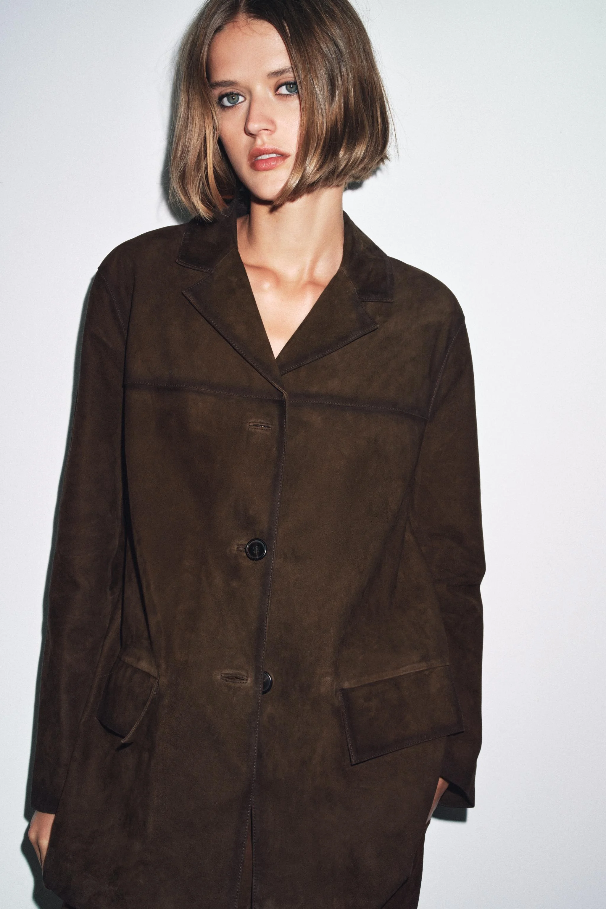 کت تک زنانه زارا WOMAN COLLECTION ساخته شده از چرم جیر ۱۰۰٪. دارای یقه برگردان و آستین بلند. جیب های جلوی وصله ای. لبه صاف. بست دکمه ای در جلو.