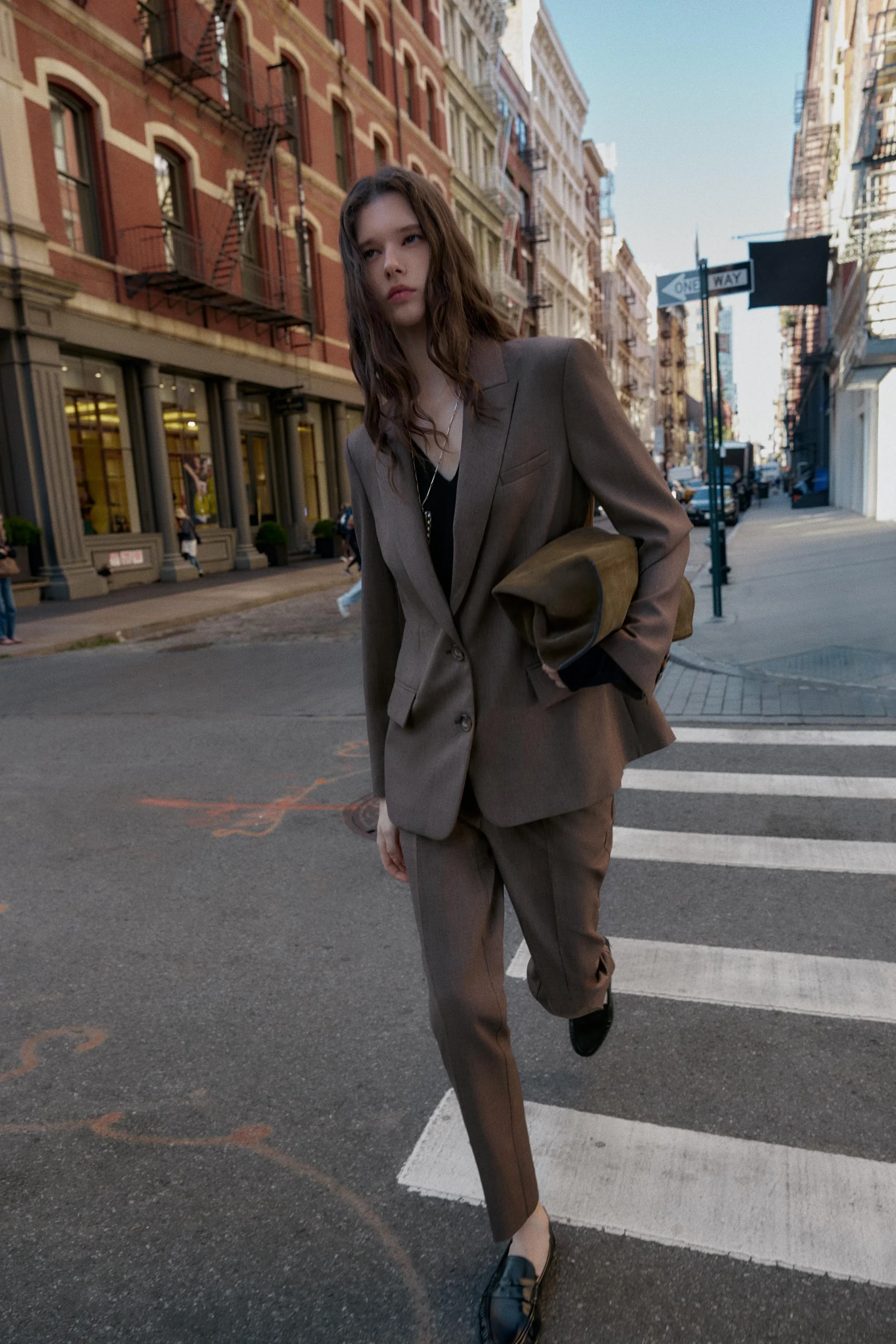 بلیزر یقه برگردان و آستین بلند با پد شانه. دارای جیب های پاکتی در جلو، سجاف با چاک پشتی دکمه دار و بست دکمه ای در جلو.