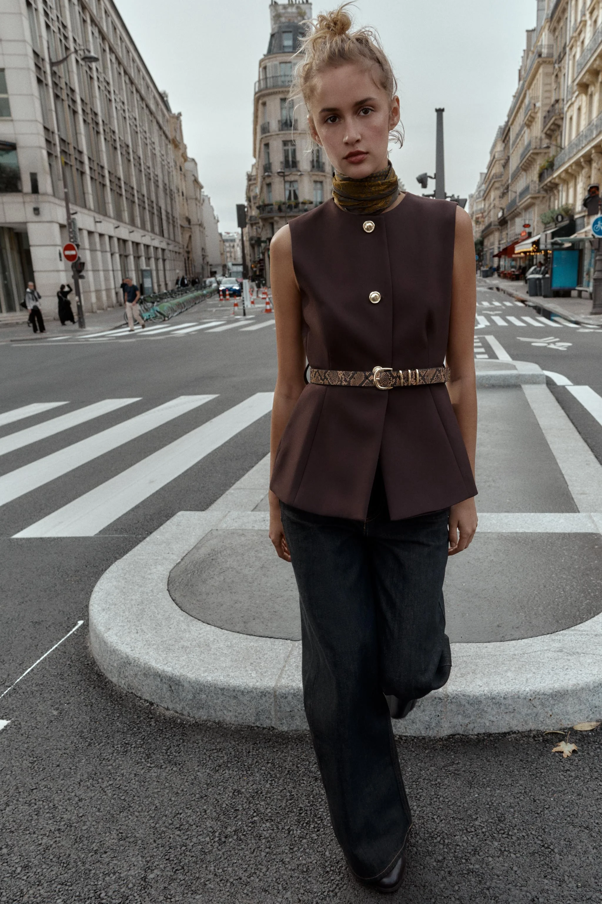 جلیقه بدون آستین با یقه گرد و کمربند