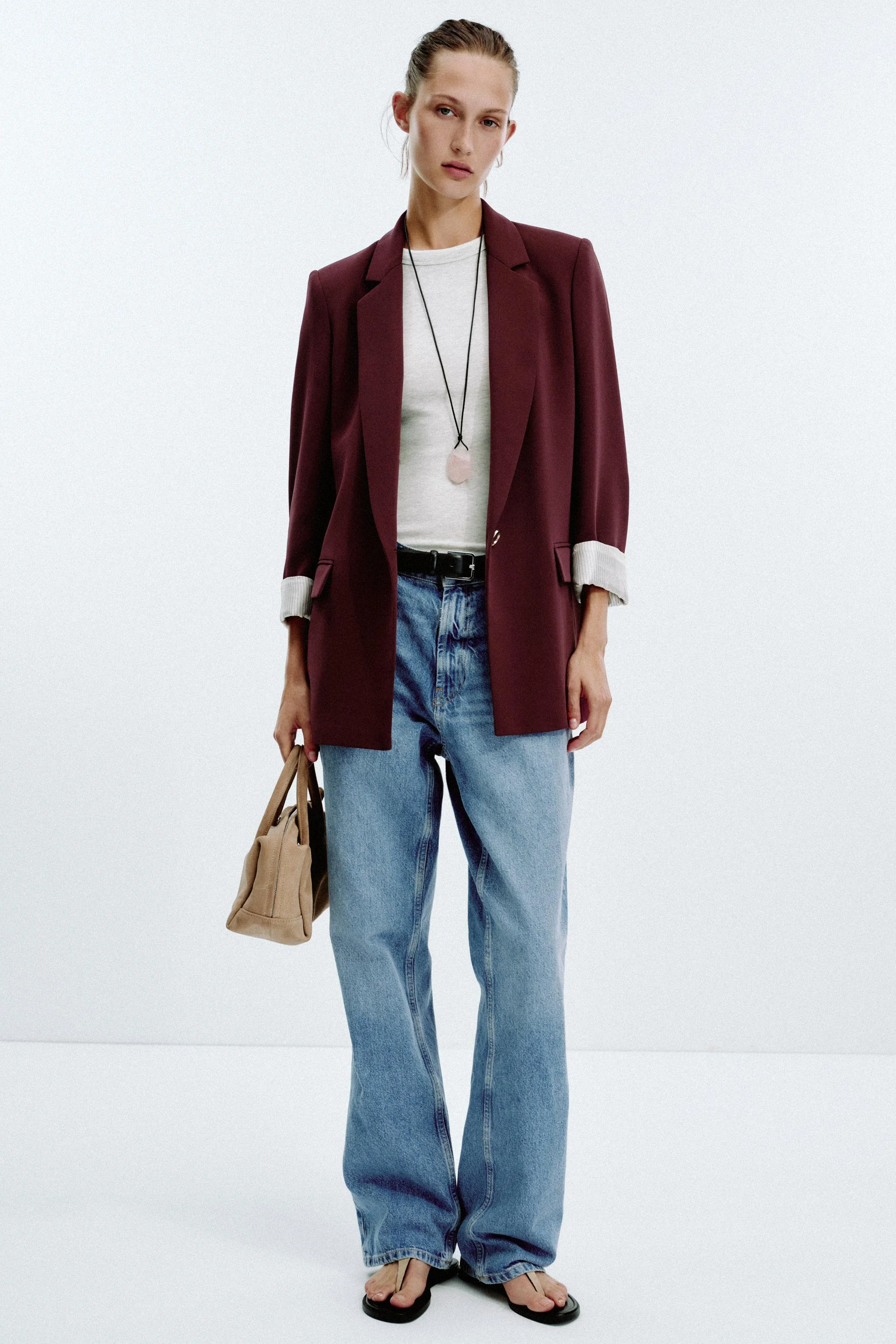 کت بلیزر یقه برگردان با آستین های بلند، سرشانه های پد دار و سرآستین طرح دار. دارای جیب های پاکتی در جلو. دارای بست دکمه ای تکی در جلو.