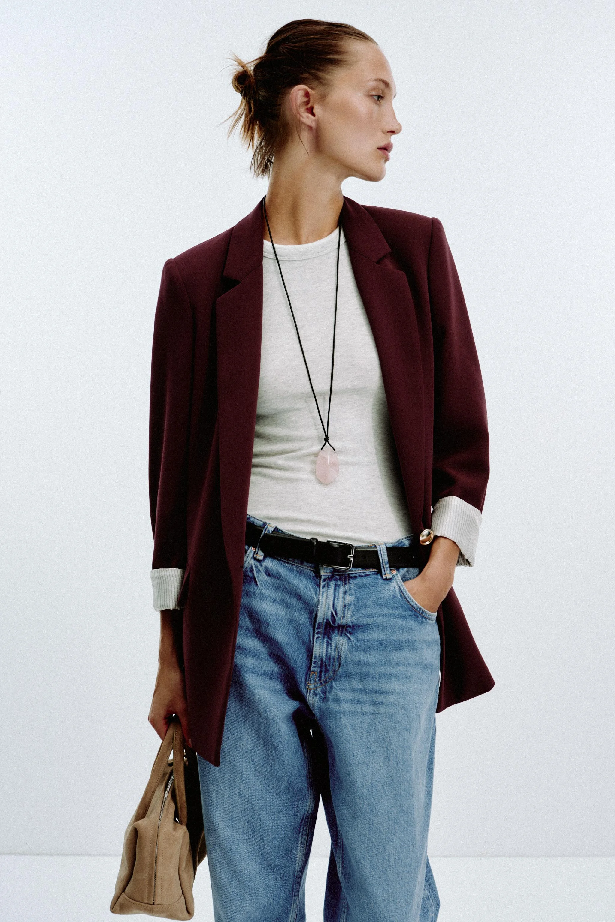 کت بلیزر یقه برگردان با آستین های بلند، سرشانه های پد دار و سرآستین طرح دار. دارای جیب های پاکتی در جلو. دارای بست دکمه ای تکی در جلو.