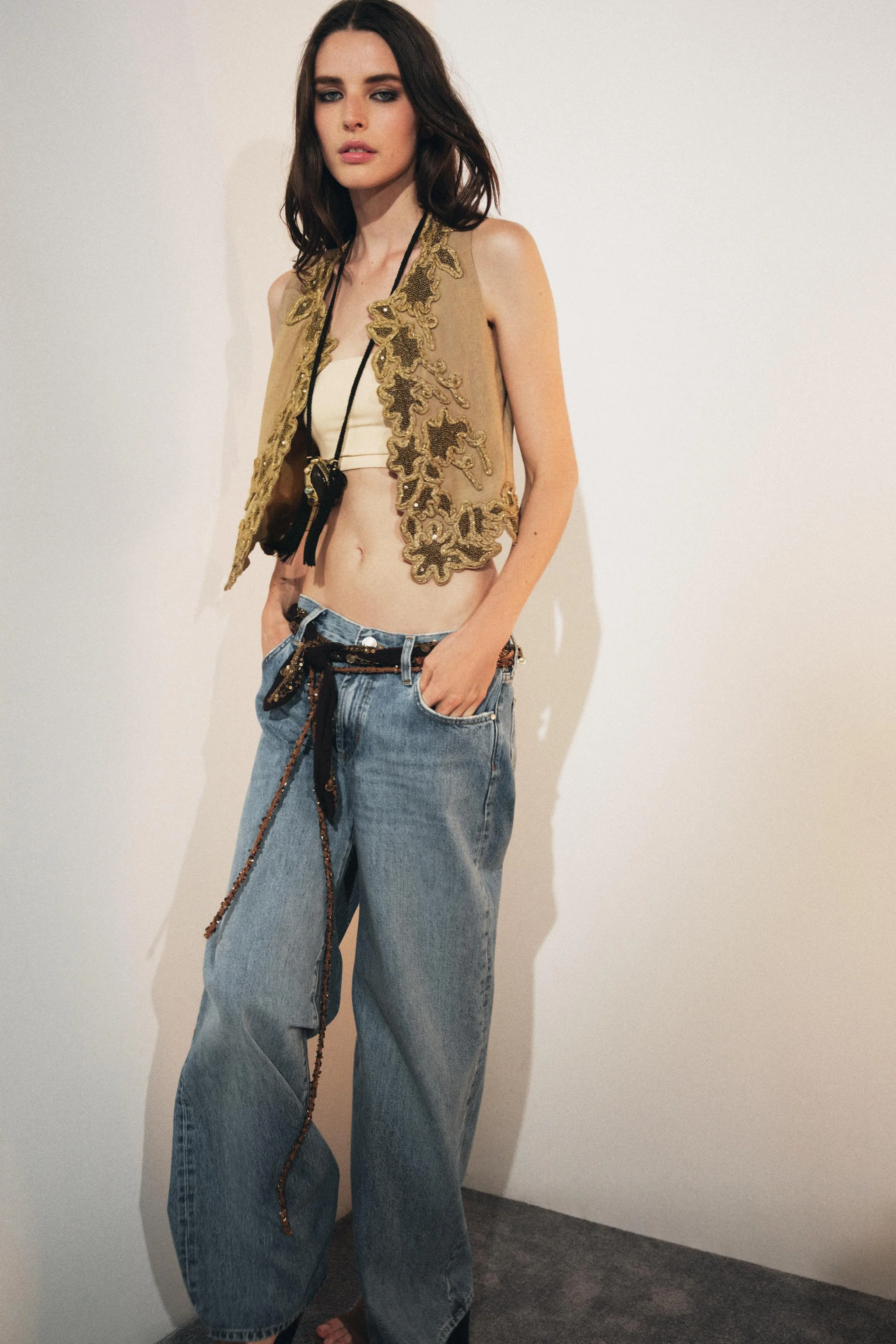 جلیقه زنانه ZW COLLECTION با گلدوزی متضاد