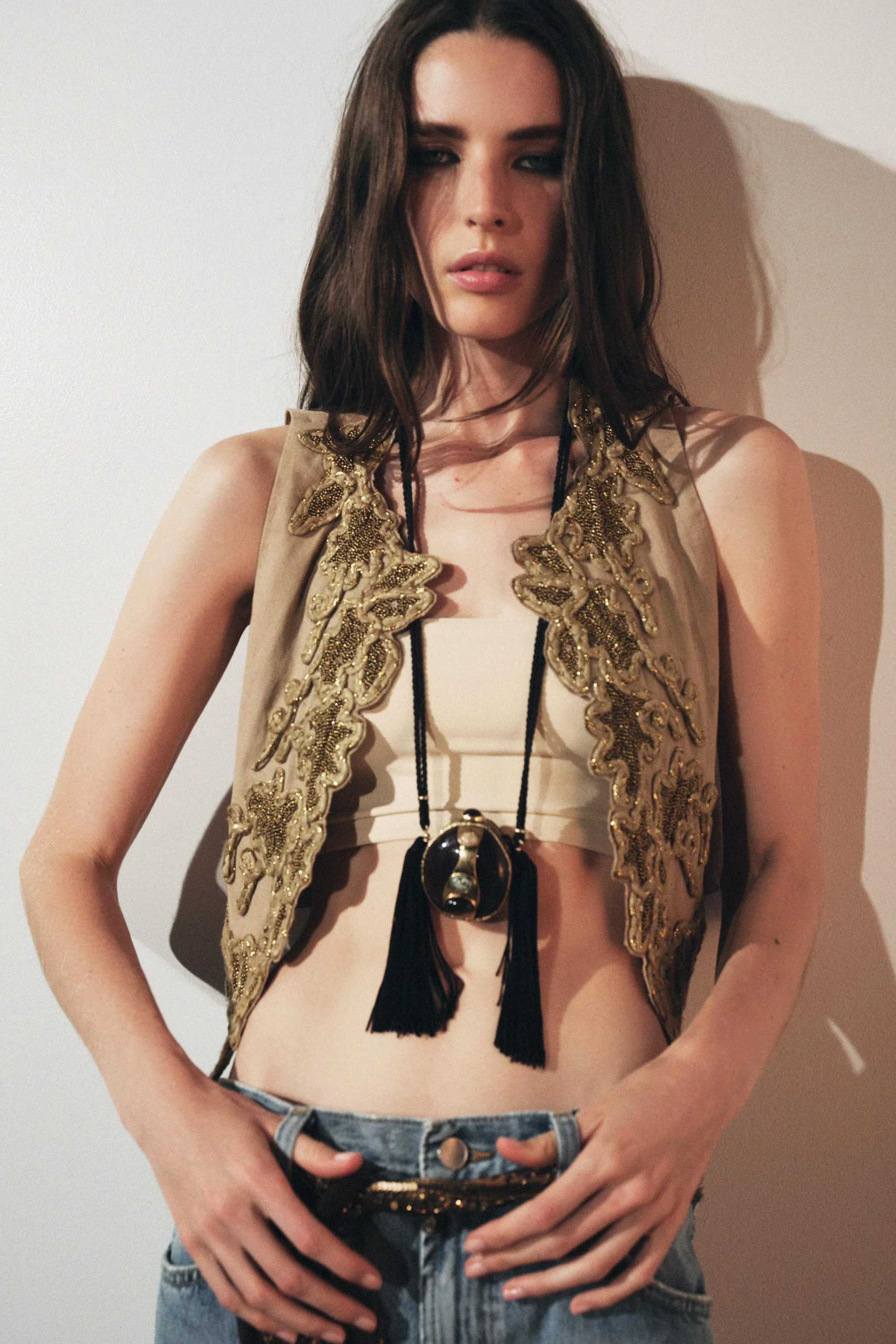 جلیقه زنانه ZW COLLECTION با گلدوزی متضاد