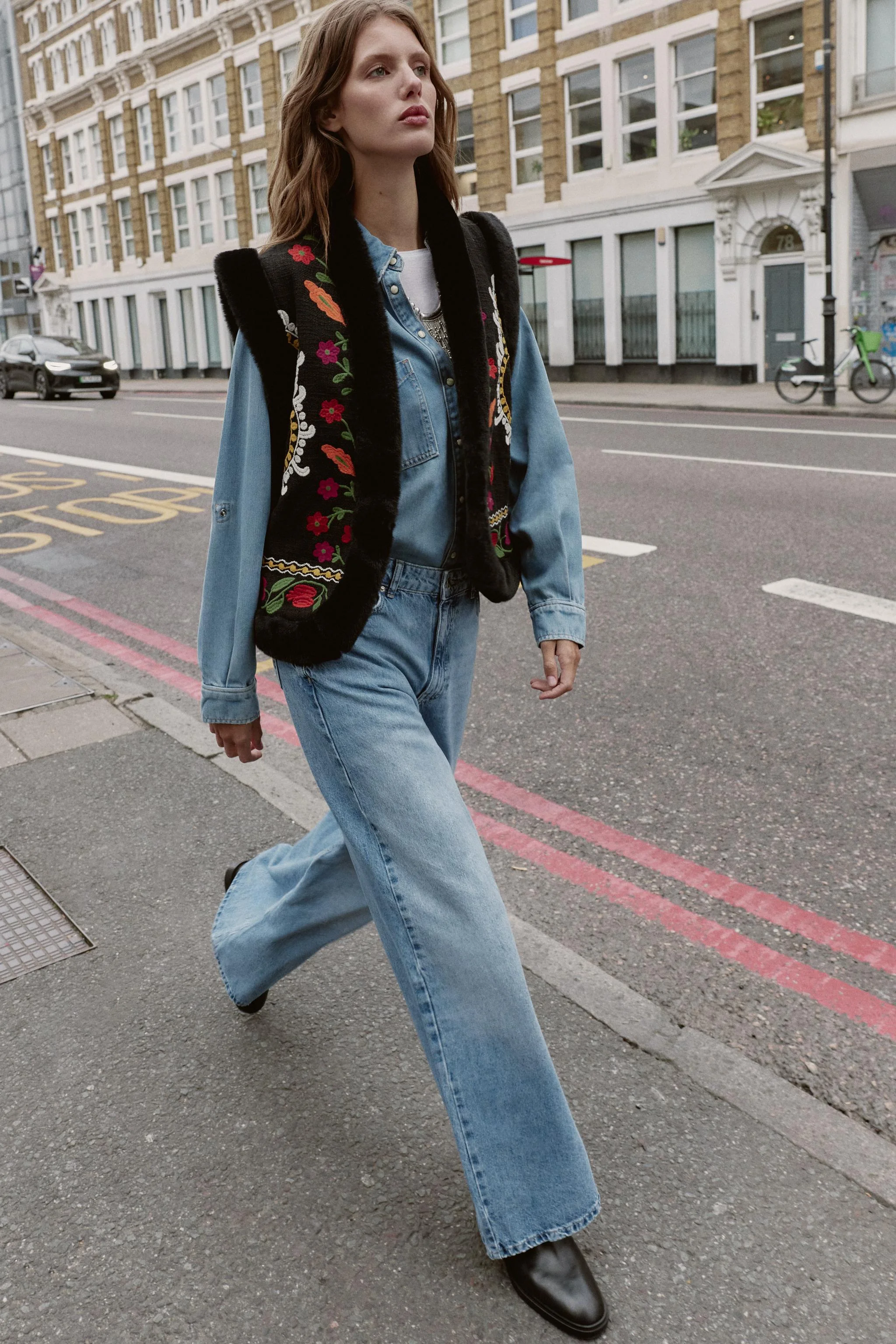 جلیقه خز مصنوعی گلدوزی شده با جزئیات متضاد