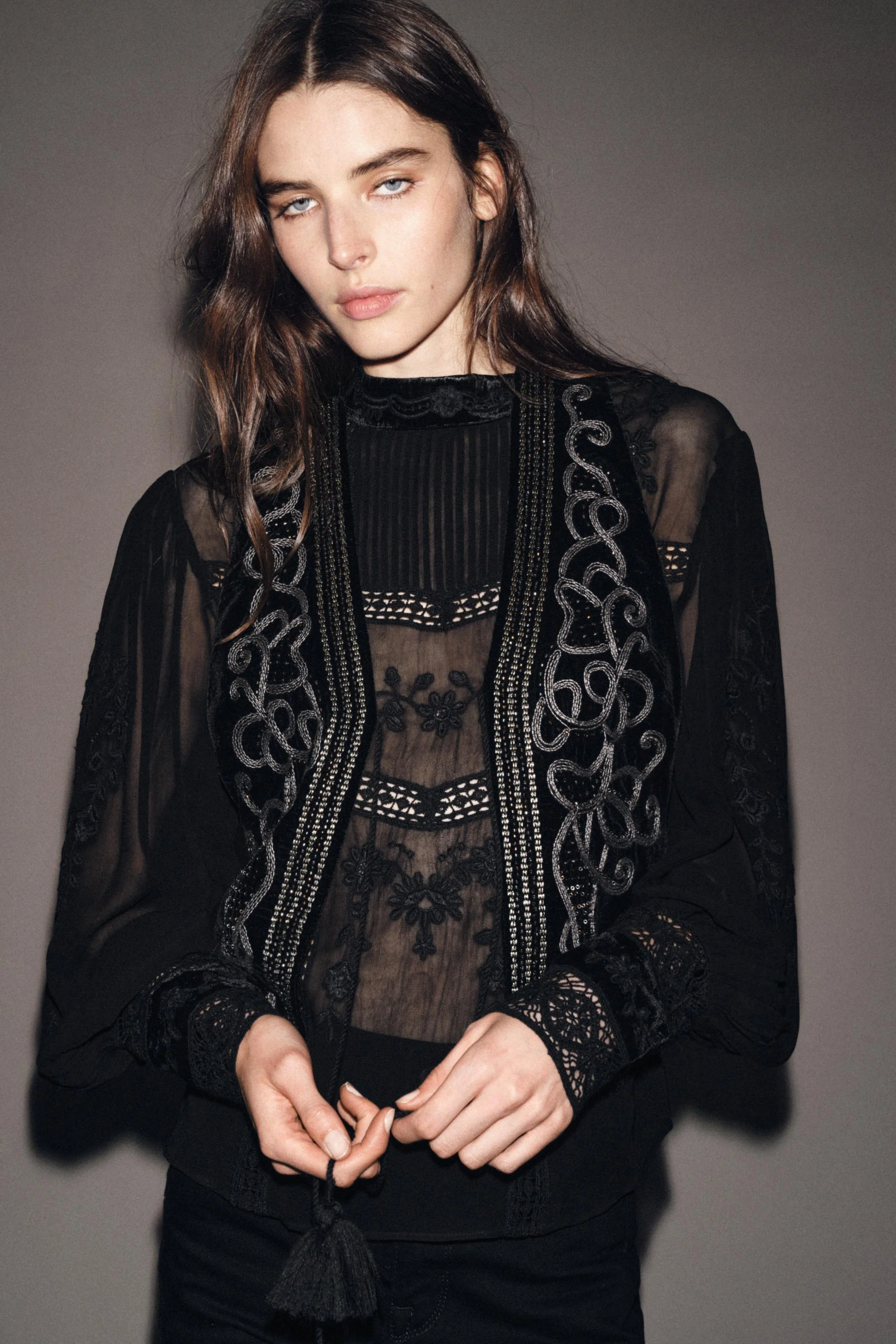 جلیقه مخمل گلدوزی شده ZW COLLECTION