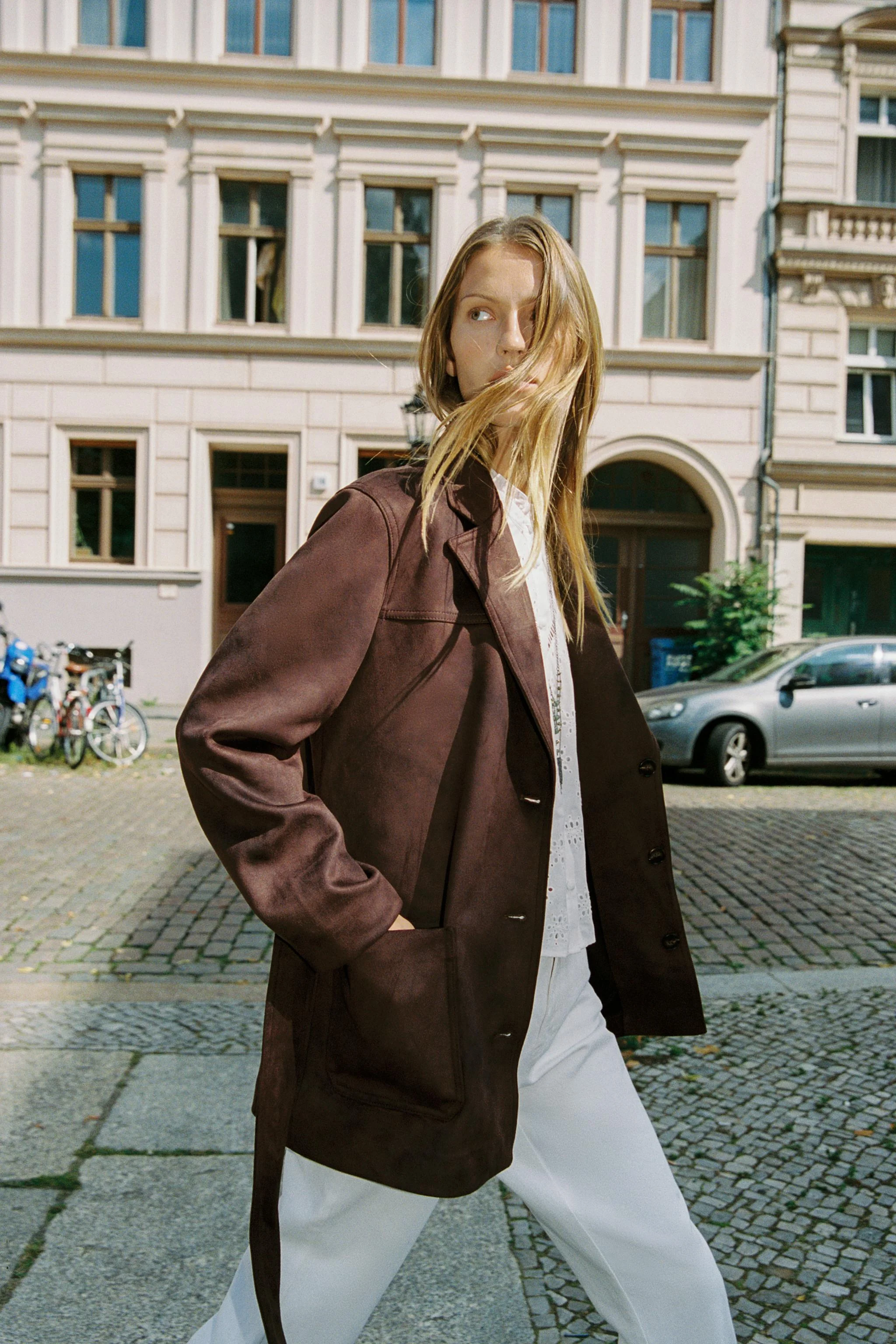 کت با بافت جیر و کمربند