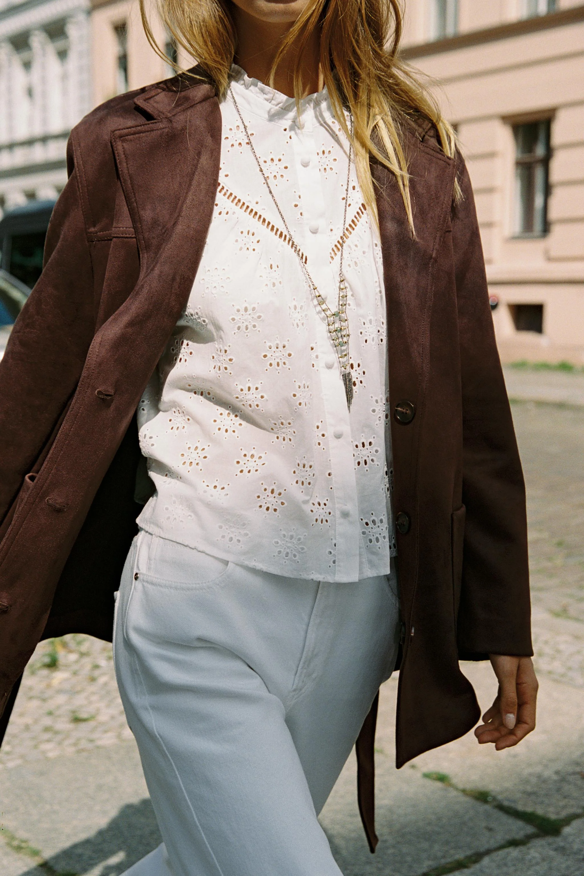 کت با بافت جیر و کمربند