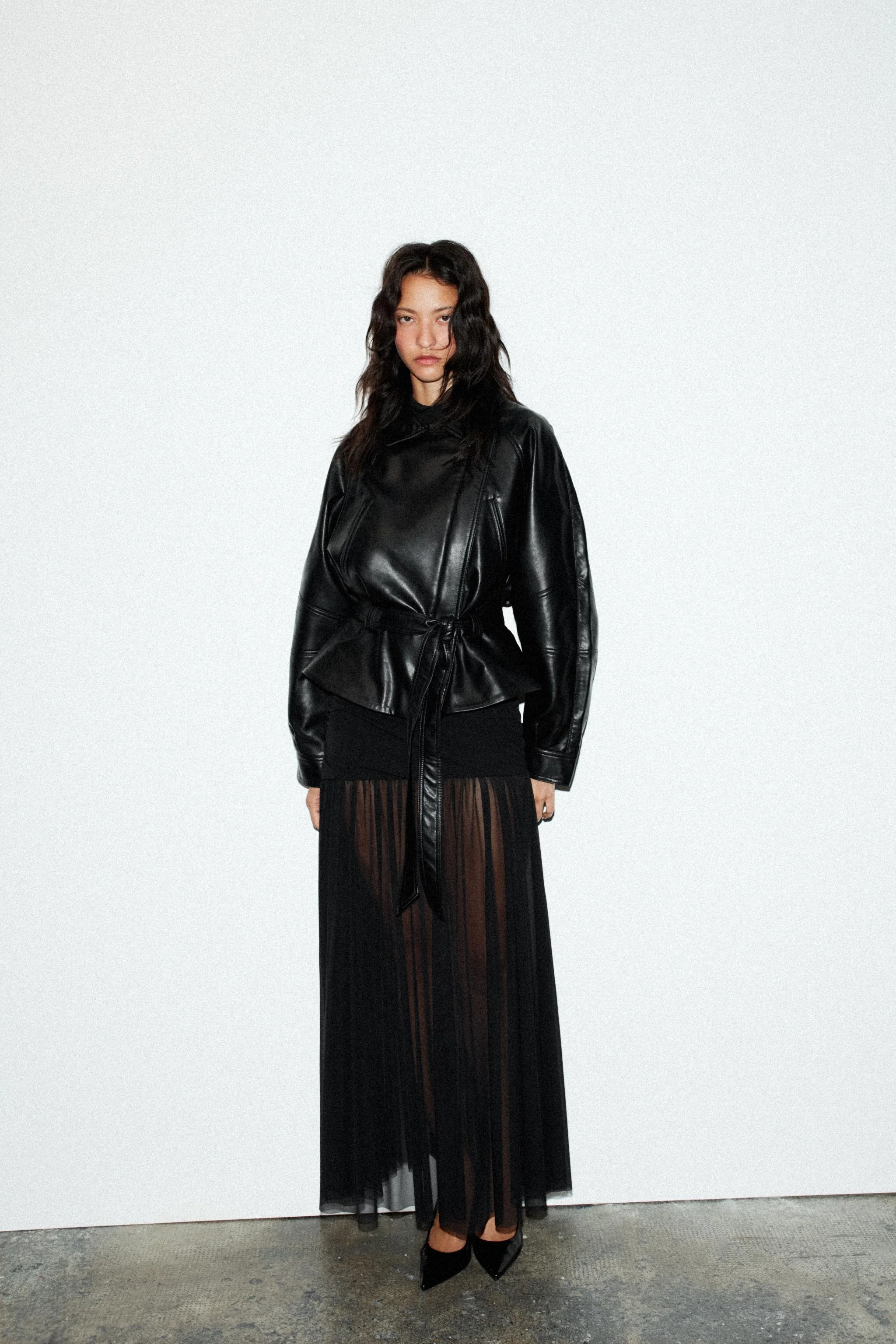 کت مدل دار چرمی با دامن پلوم