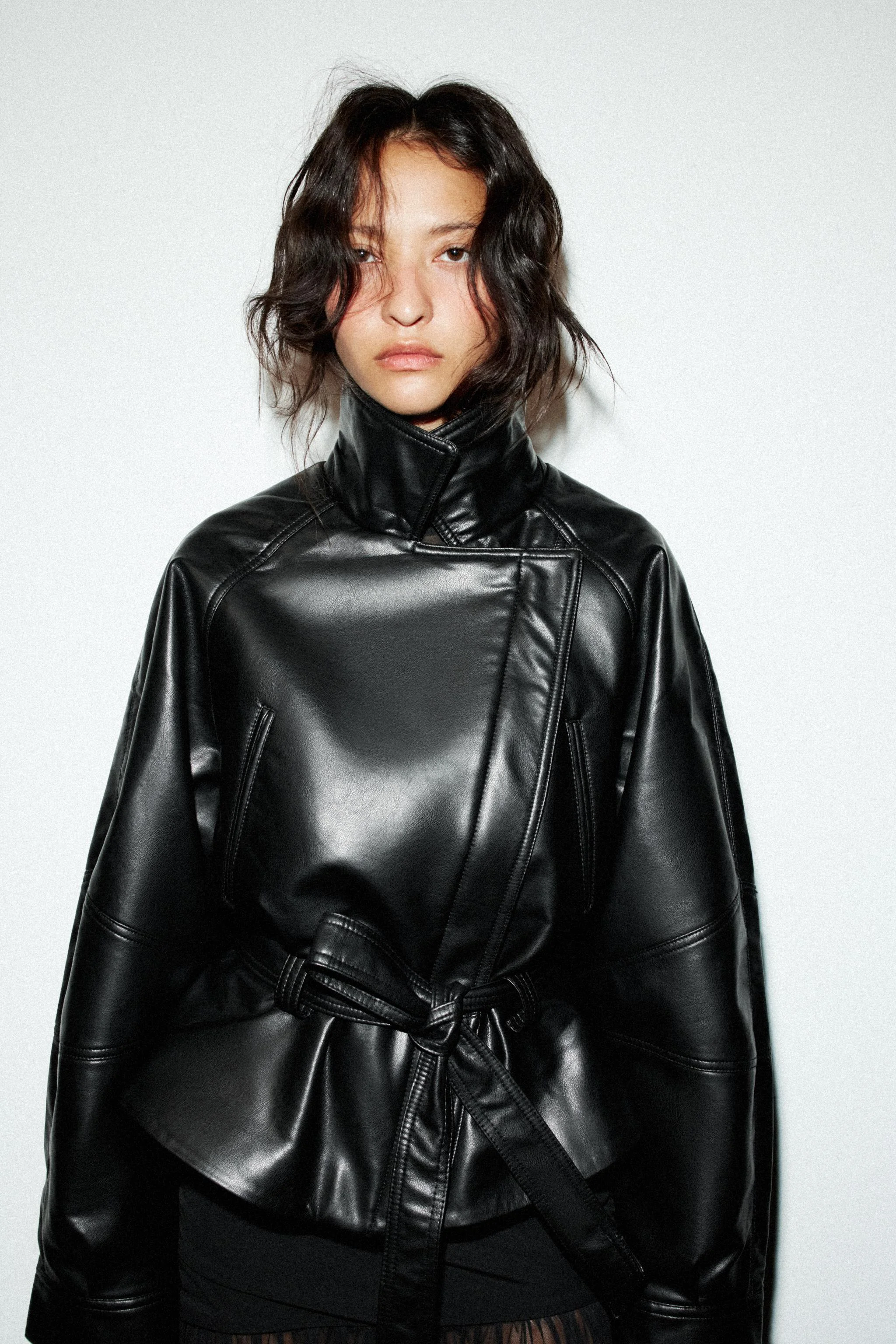 کت مدل دار چرمی با دامن پلوم