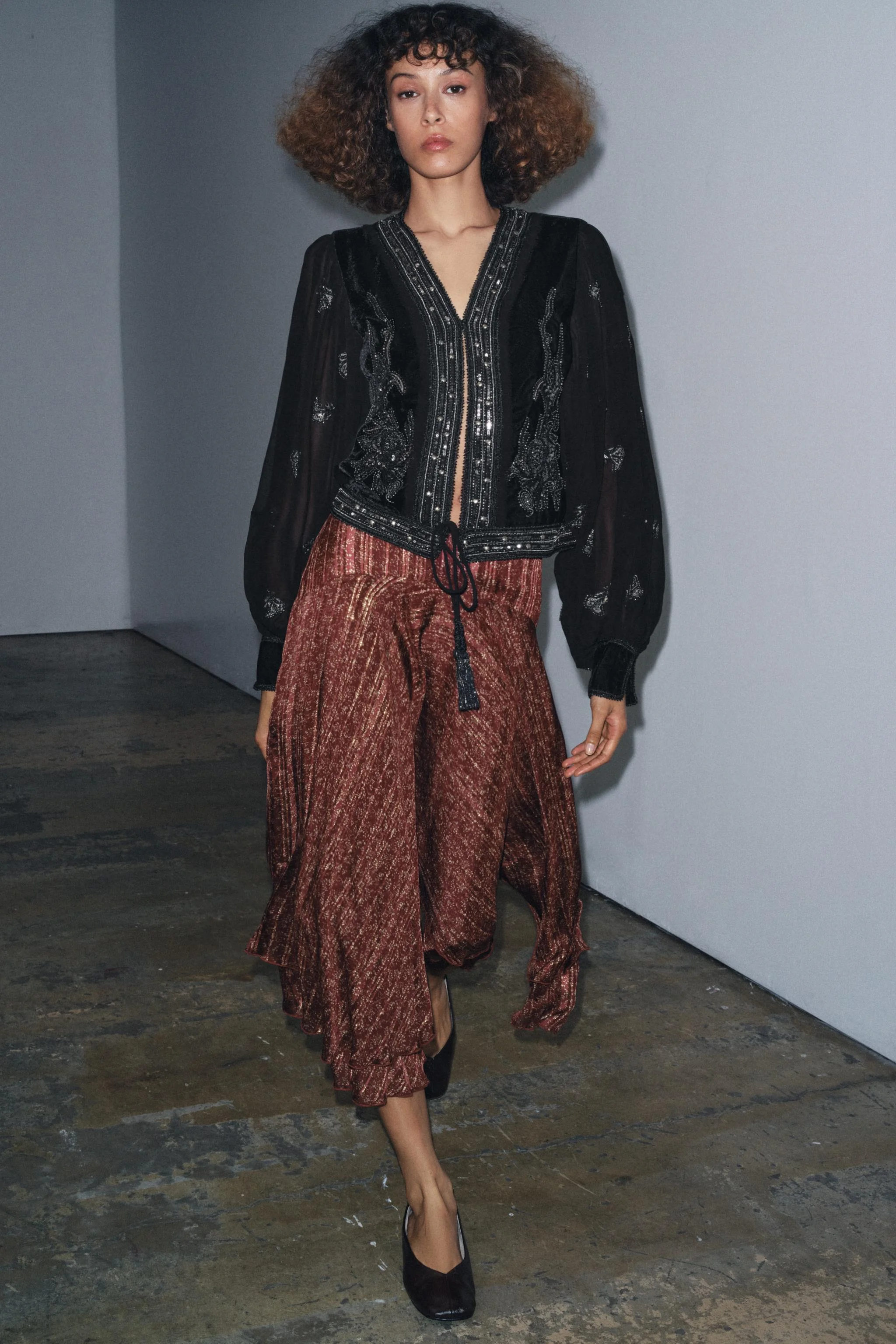 کت کوتاه زنانه زارا با گلدوزی، نسخه محدود