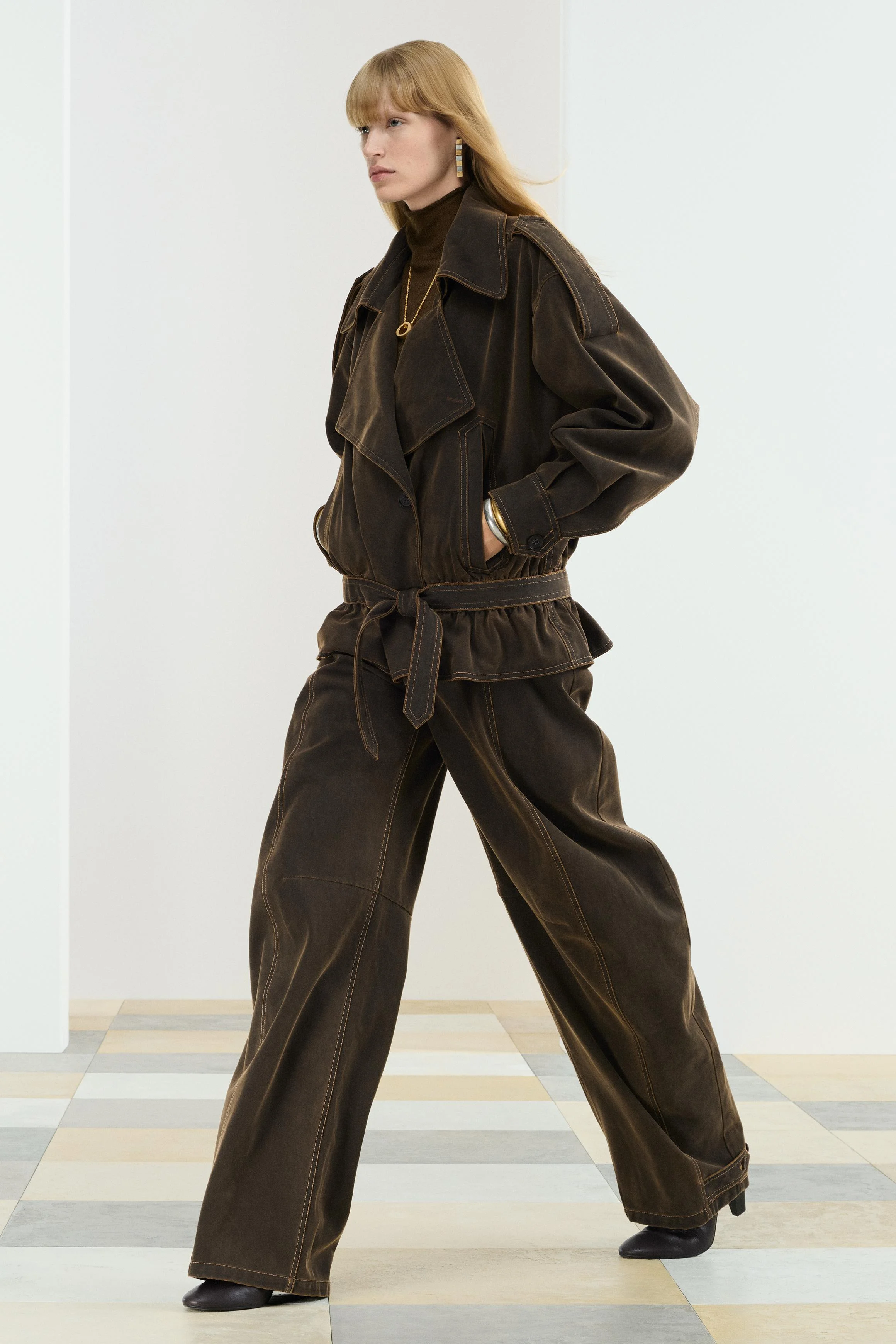 کت با یقه برگردان و آستین بلند. دارای جیب های جلویی. کمربند قابل تنظیم از جنس خود پارچه. دارای جزئیات دوخت تزئینی متضاد. بستن جلوی ضربدری با دکمه. کت با یقه برگردان و آستین بلند. دارای جیب های جلویی. کمربند قابل تنظیم از جنس خود پارچه. دارای جزئیات دوخت تزئینی متضاد. بستن جلوی ضربدری با دکمه.