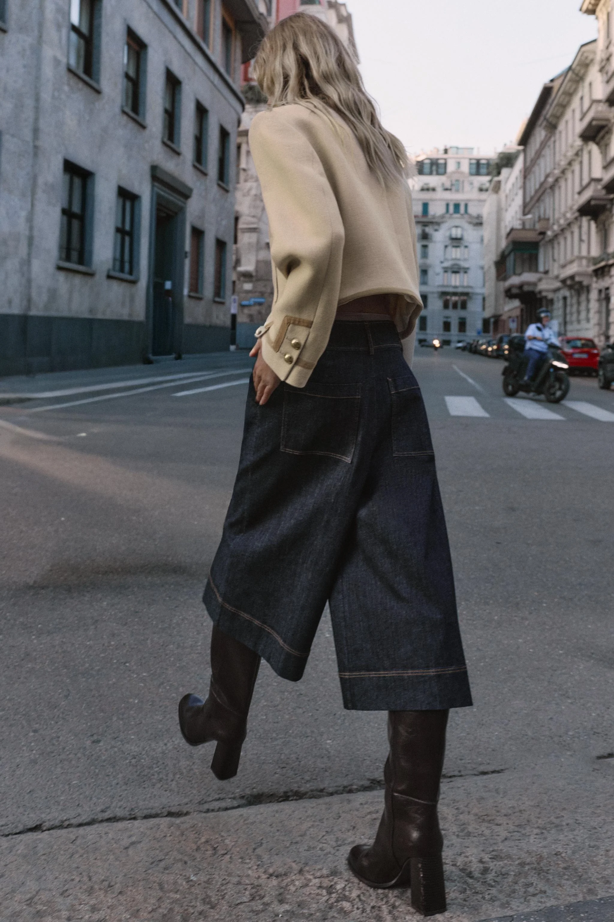 ژاکت یقه ایستاده با آستین بلند و پدهای شانه. دارای جیب های مورب در جلو. دارای جزئیات تزیینی متضاد. بست دکمه ای در جلو.