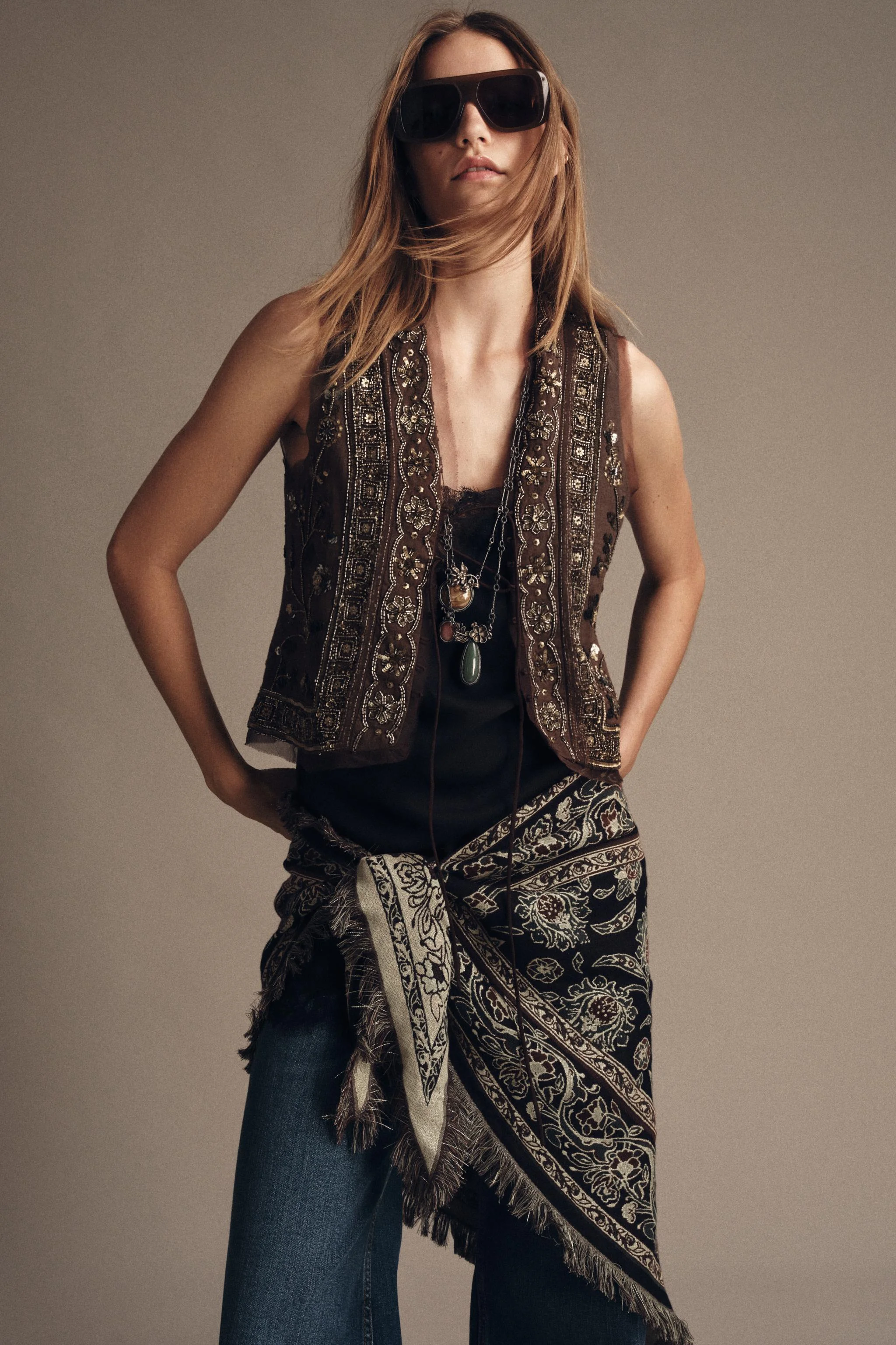 جلیقه بافتنی زنانه ZW COLLECTION با گلدوزی و تزیینات منجوقی