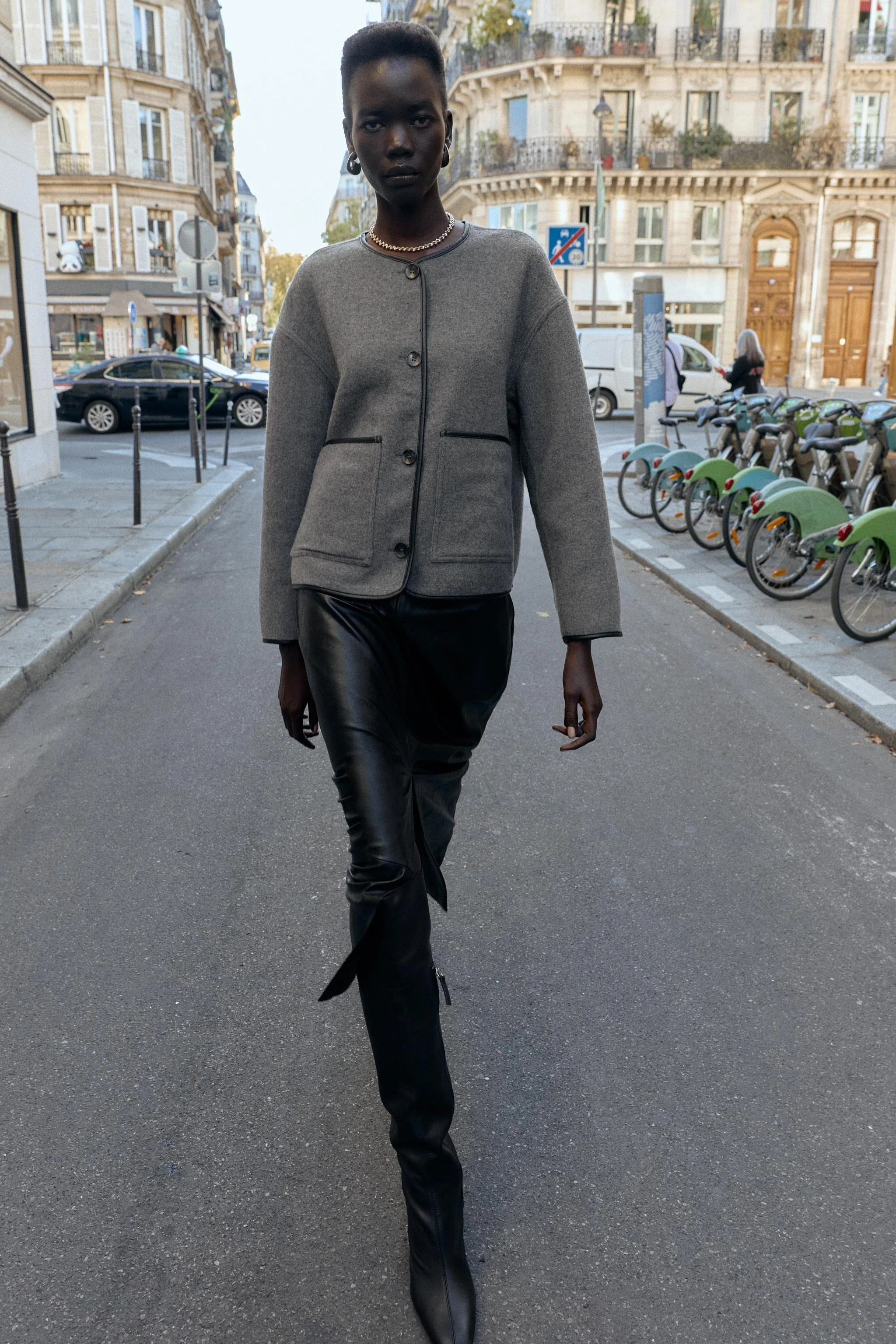 ژاکت دو رو با تزیینات چرم مصنوعی ژاکت دو رو با تزیینات چرم مصنوعی