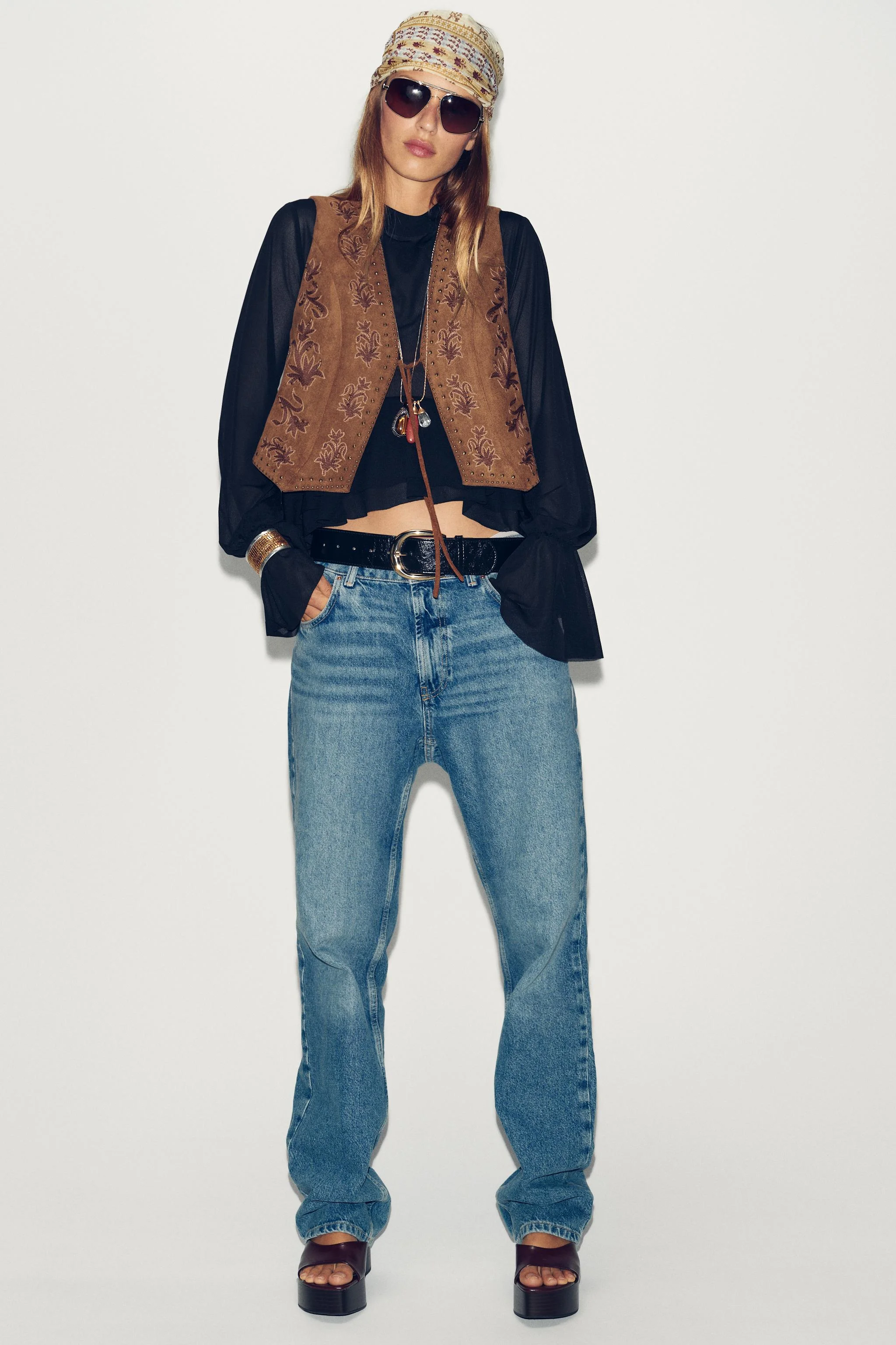 جلیقه یقه هفت از جنس جیر مصنوعی با گلدوزی منجوقی