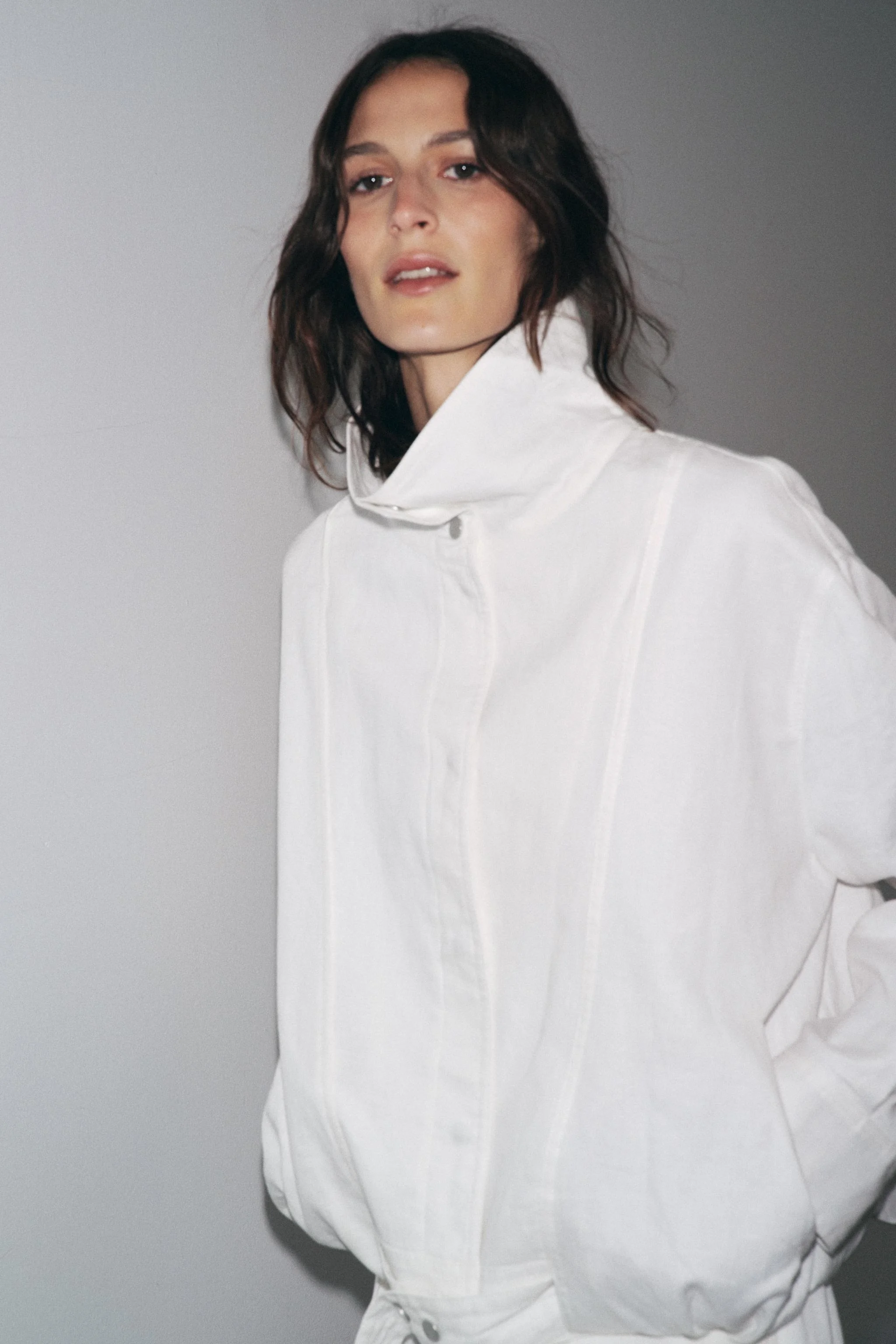 کاپشن خلبانی گشاد زنانه زارا، بافته شده از 100% لینن. دارای یقه ایستاده، آستین های بلند با سرآستین دکمه دار. لبه پایین چین دار. دارای بست دکمه ای مخفی در جلو. کاپشن خلبانی گشاد زنانه زارا، بافته شده از 100% لینن. دارای یقه ایستاده، آستین های بلند با سرآستین دکمه دار. لبه پایین چین دار. دارای بست دکمه ای مخفی در جلو.