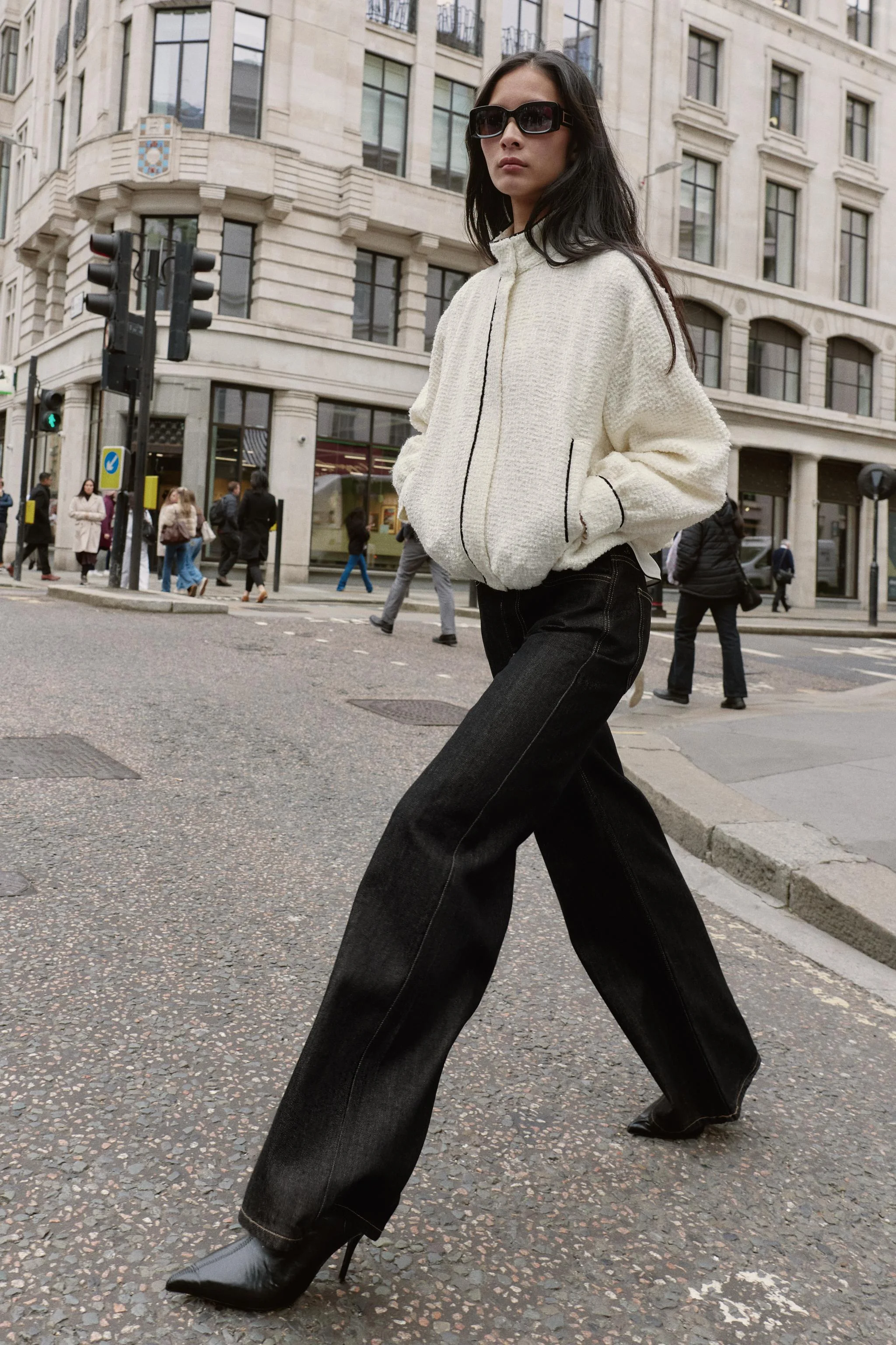 کاپشن خلبانی با تزیینات متضاد کاپشن خلبانی با تزیینات متضاد