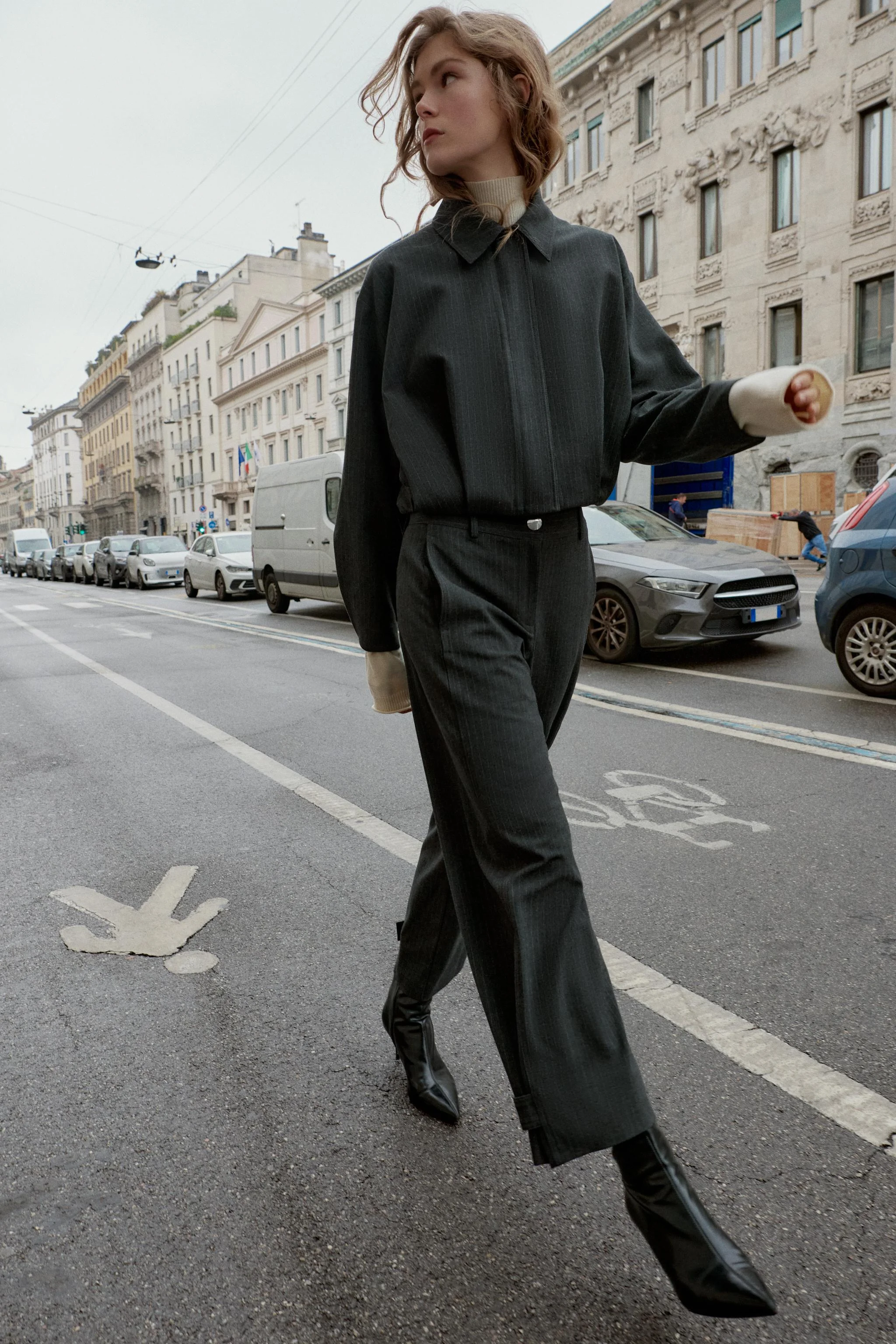 ژاکت بمبر راه راه کوتاه با آستین های پفی ژاکت بمبر راه راه کوتاه با آستین های پفی