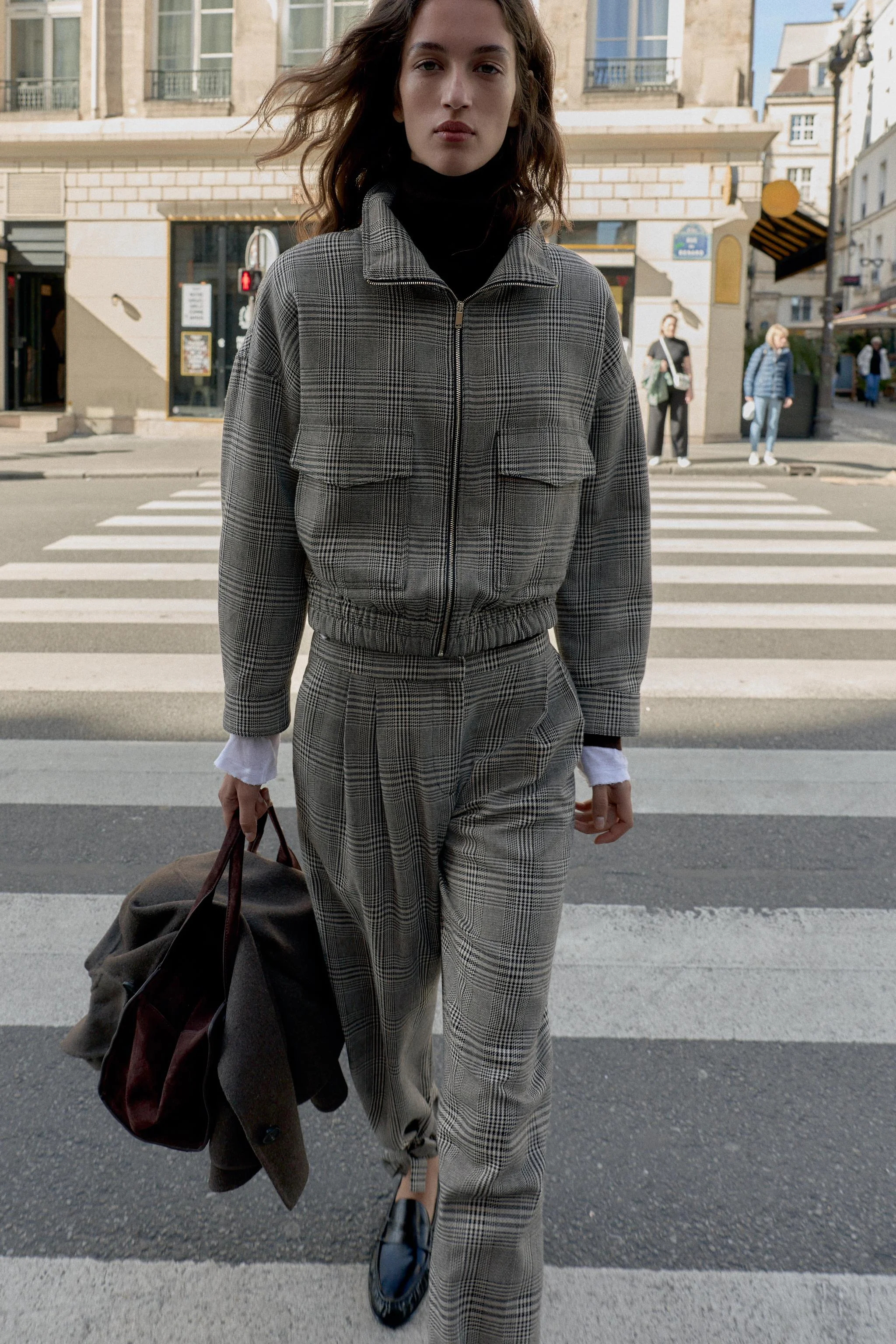 کاپشن خلبانی طرح پاتوق با یقه ایستاده و آستین بلند. دارای جیب های جلو، آستر داخلی، لبه کشی و جلوی زیپ دار.