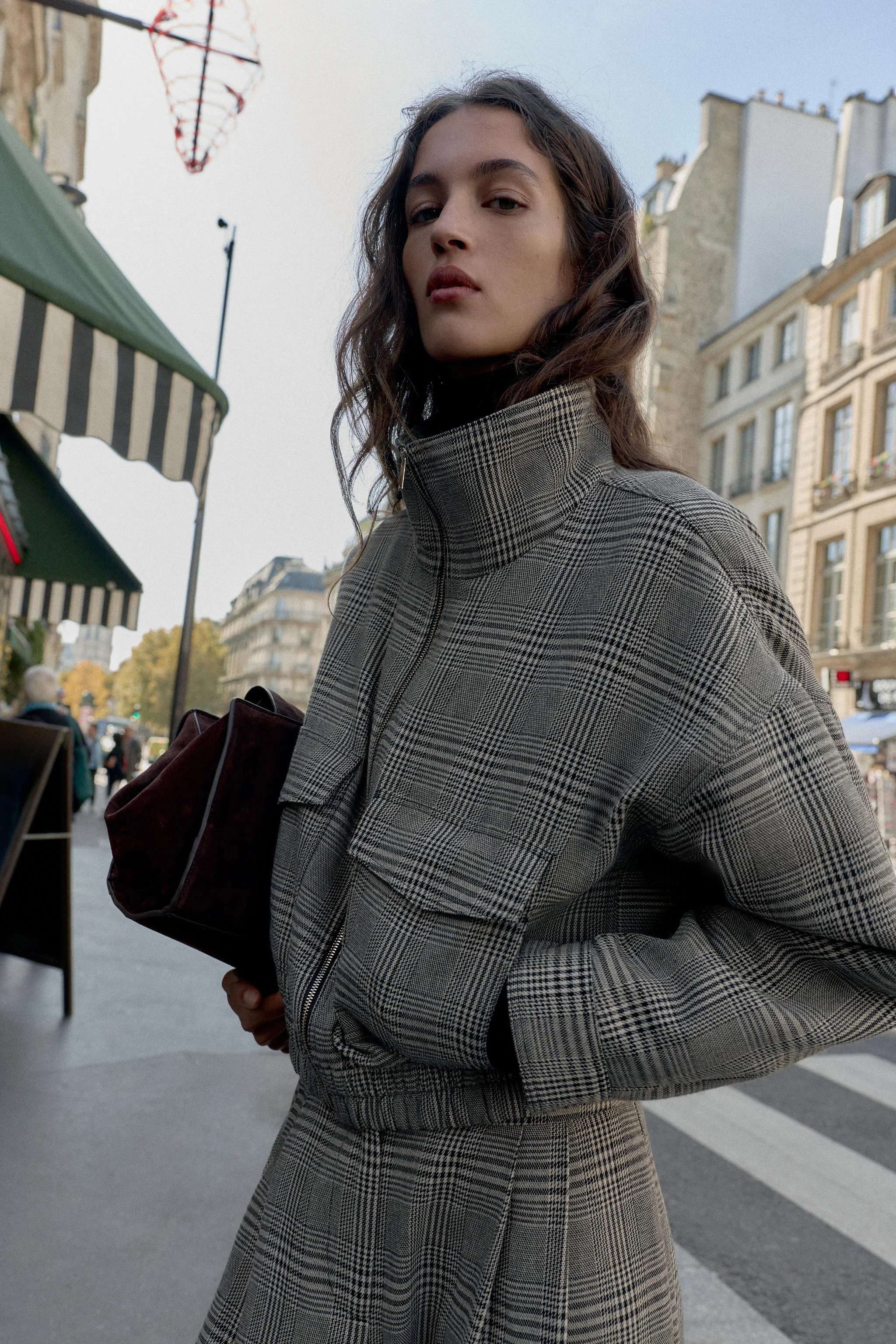 کاپشن خلبانی طرح پاتوق با یقه ایستاده و آستین بلند. دارای جیب های جلو، آستر داخلی، لبه کشی و جلوی زیپ دار.