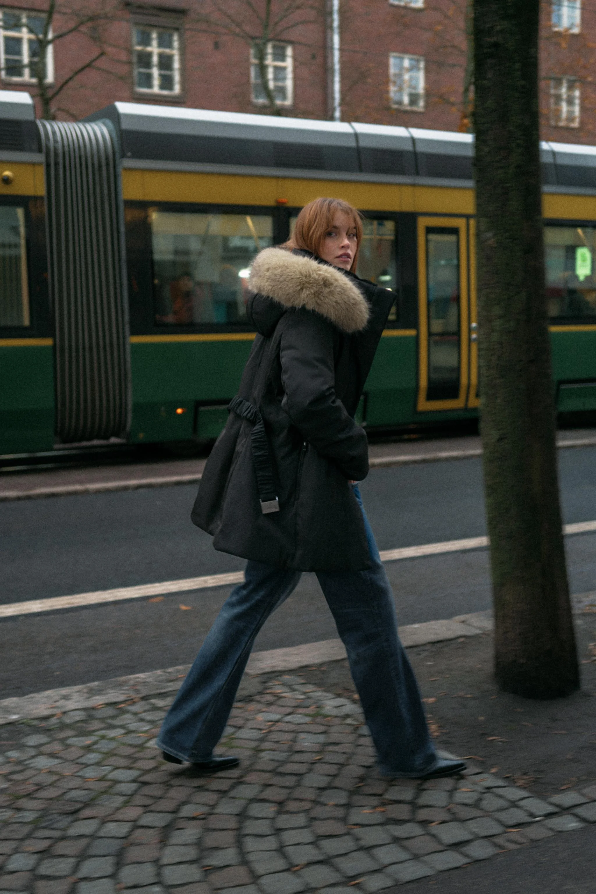 آنوراک لایه دار با کلاه خز مصنوعی، محافظت در برابر آب و باد