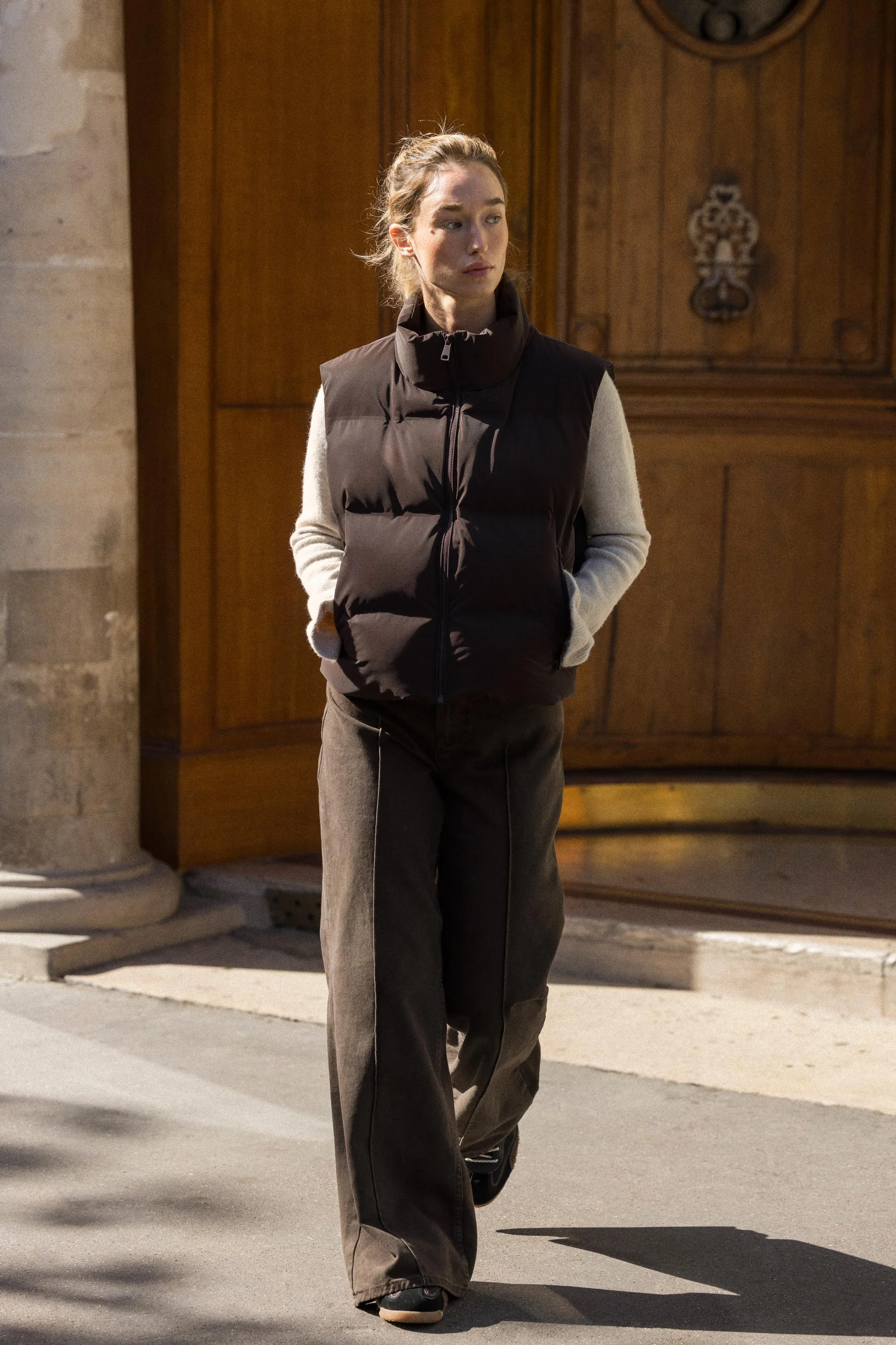 جلیقه پافر بدون آستین با یقه ایستاده. دارای جیب های زیپ دار جانبی، لبه قابل تنظیم با بند کشی و گیره الاستیک و جلوی زیپ دار.