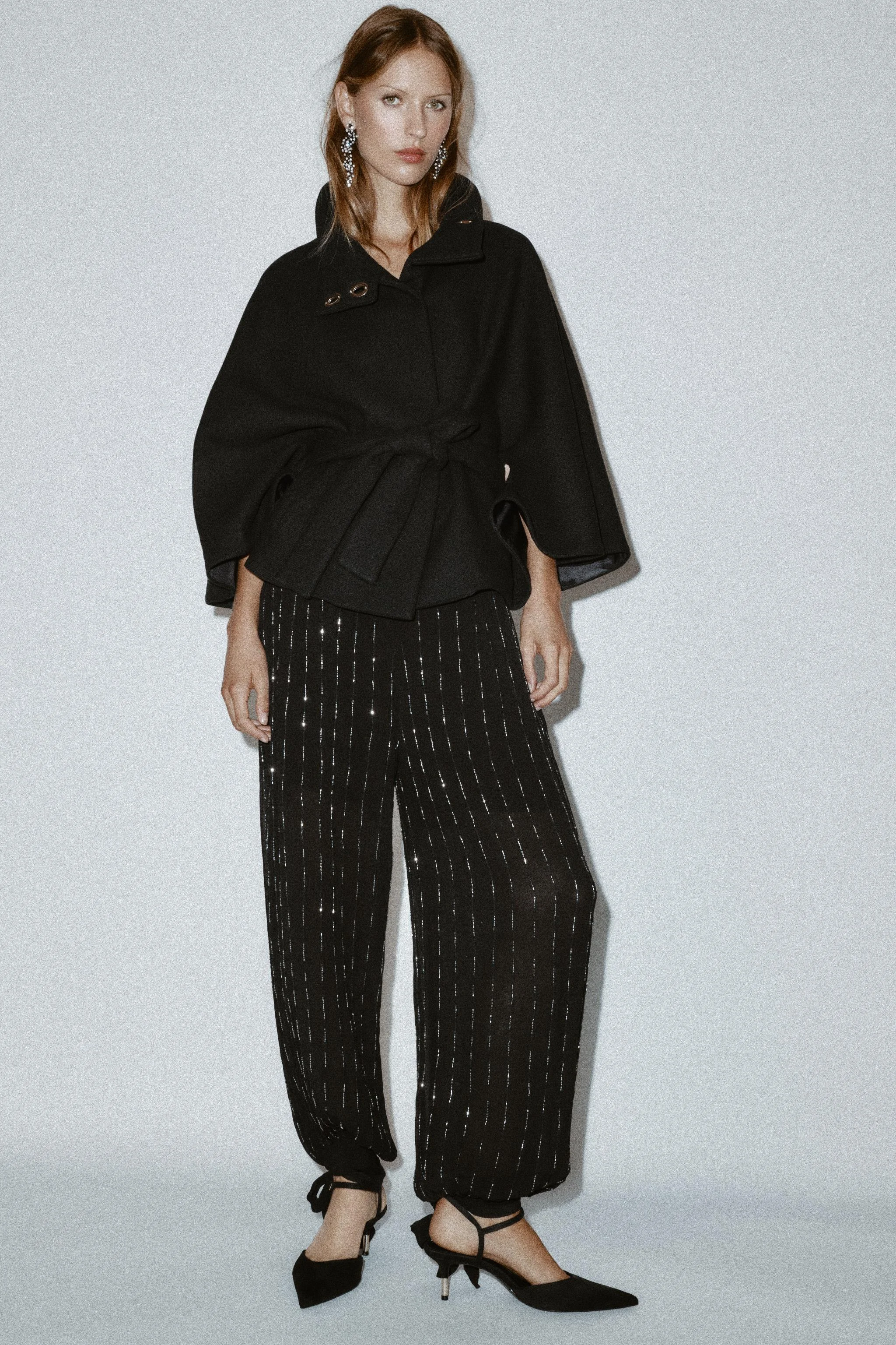 کت کوتاه پشمی با آستین شنلی و کمربند