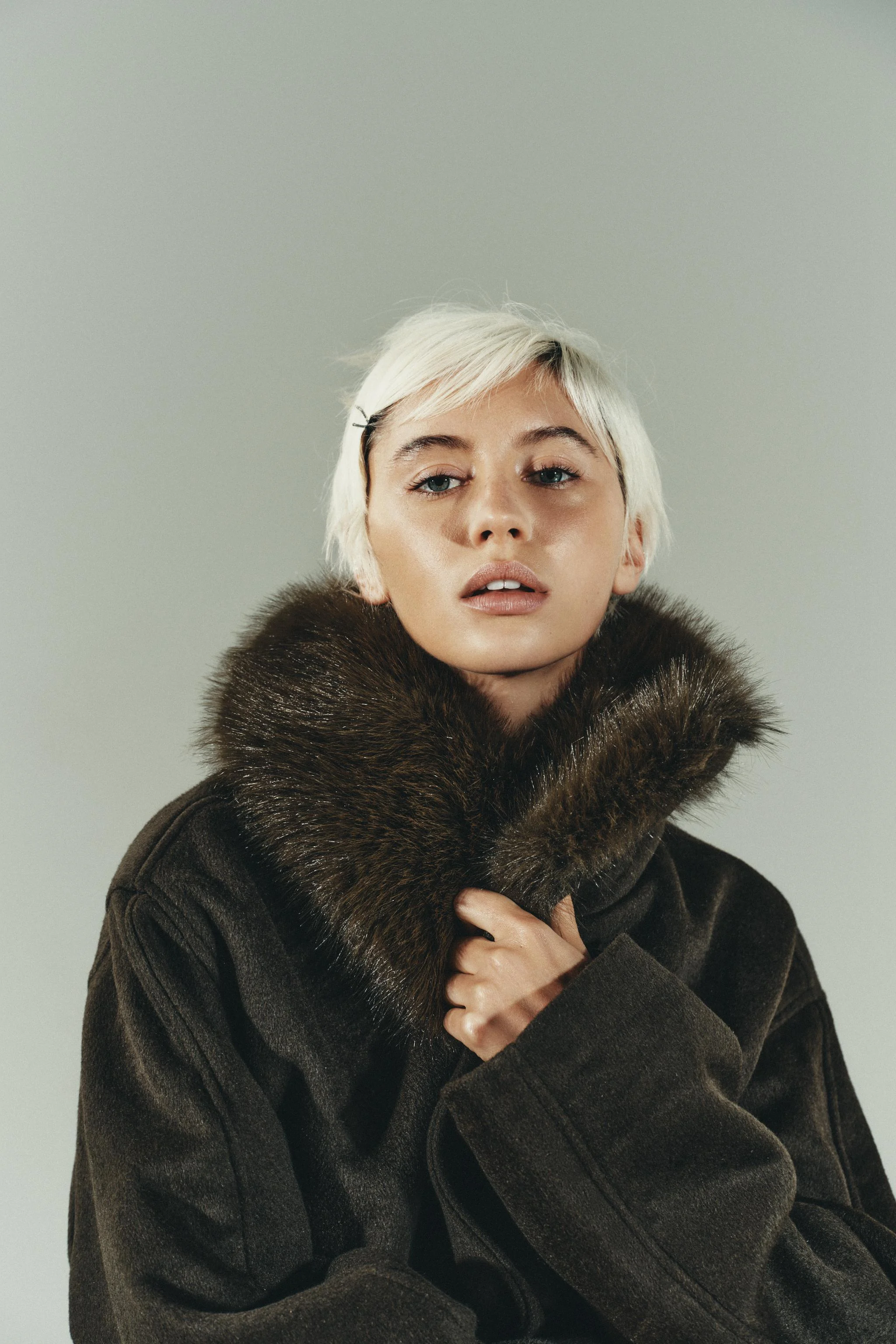 پالتو پشمی با یقه خز مصنوعی