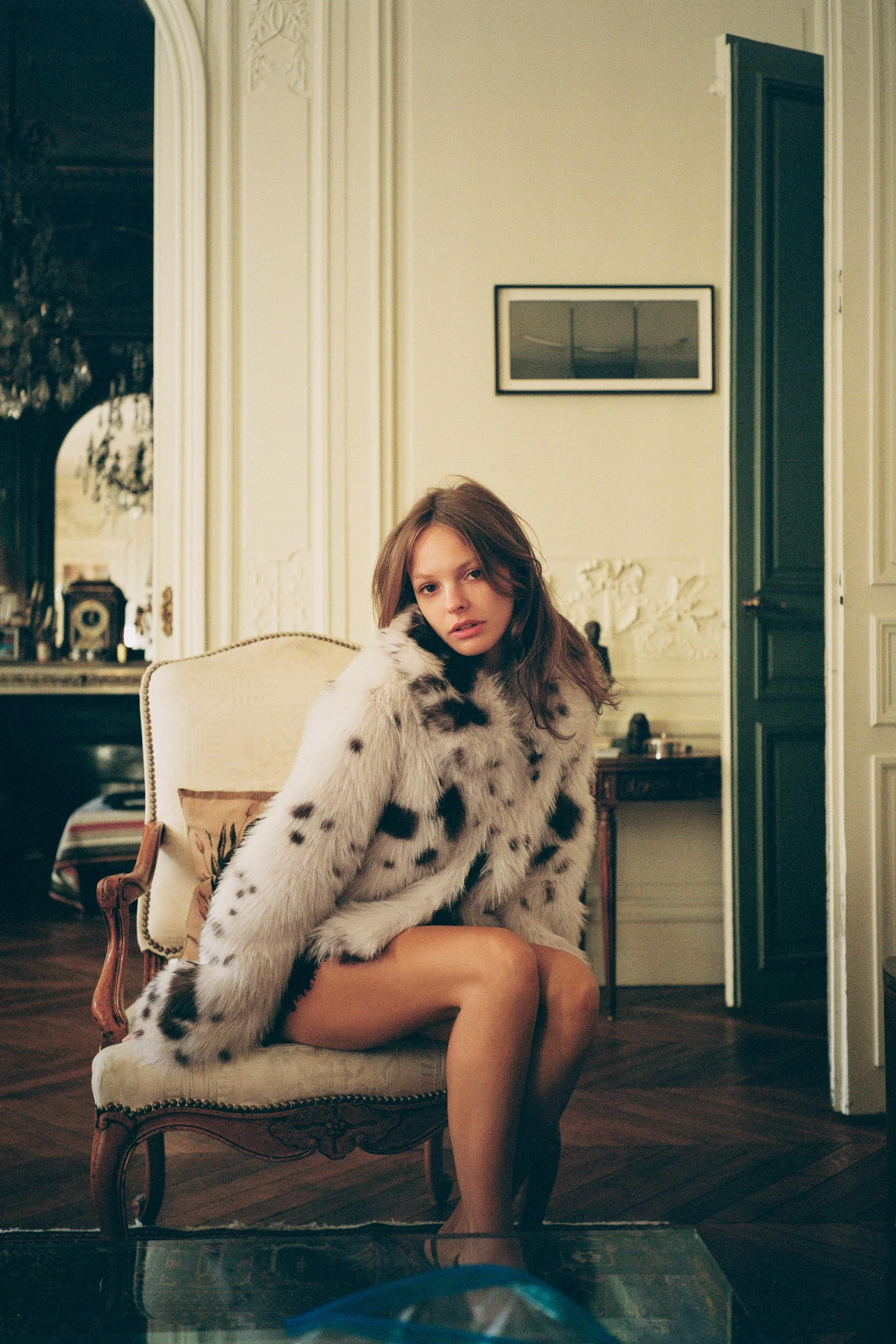 کت کوتاه با طرح پوست حیوانات و تزیینات خز مصنوعی. دارای یقه برگردان، آستین بلند، جیب جلو، آستر همرنگ و بست جلویی.