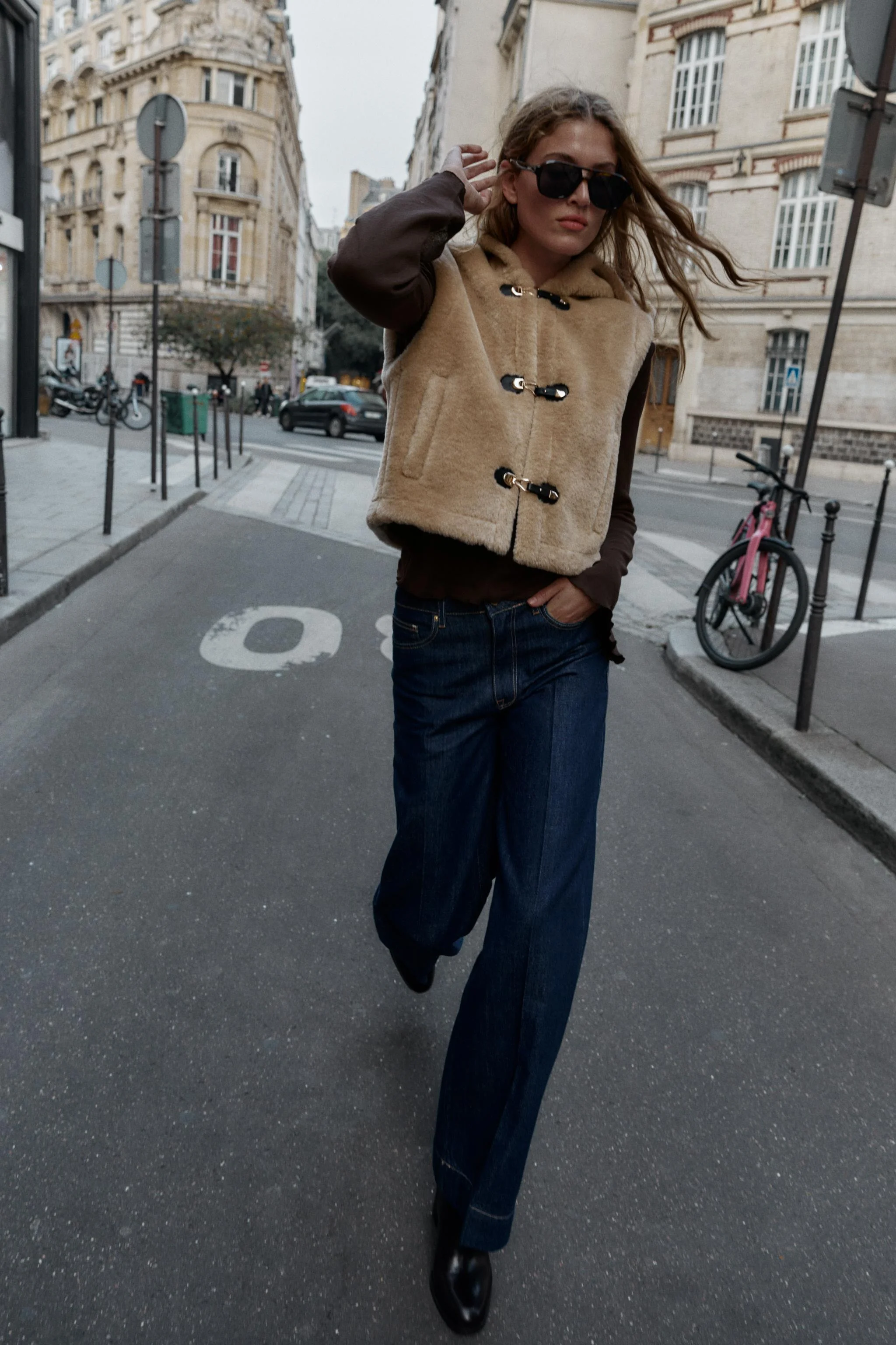 جلیقه پشمی مصنوعی با بندهای دکمه‌ای