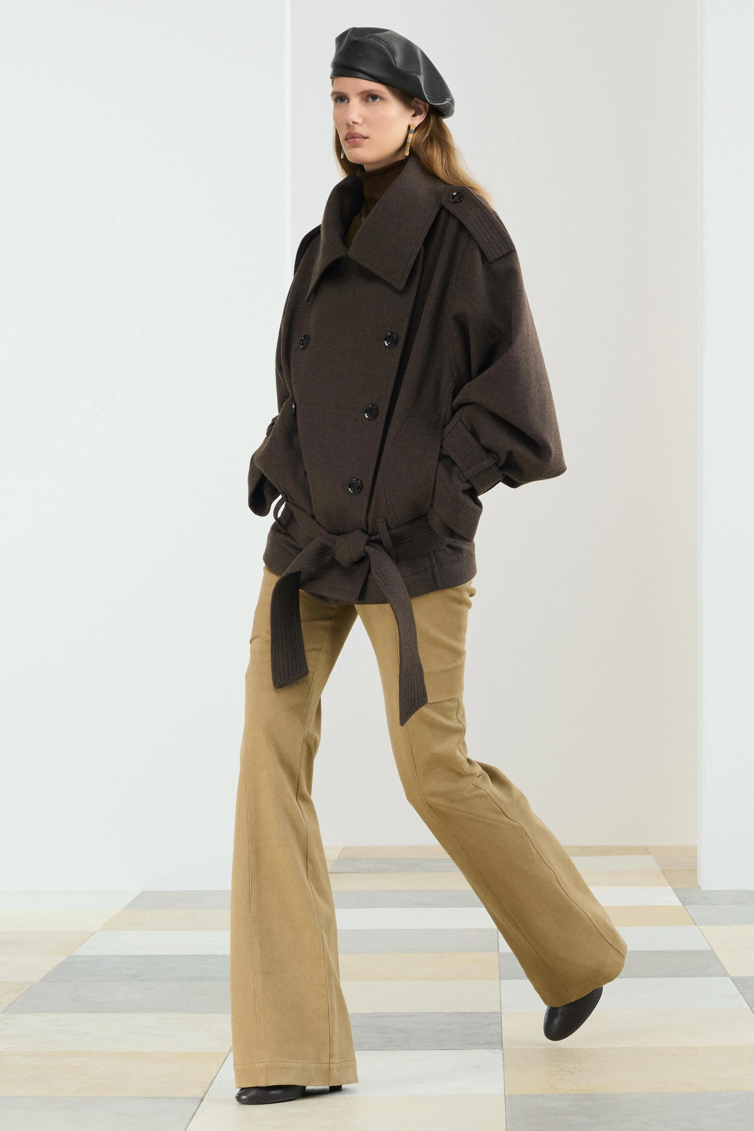 کت کوتاه بافته شده از 49% پشم. دارای یقه برگردان و آستین های بلند با حلقه. جیب های جلو. کمربند قابل تنظیم از جنس پارچه با گره. حلقه های سرشانه. بست دکمه ای در جلو.