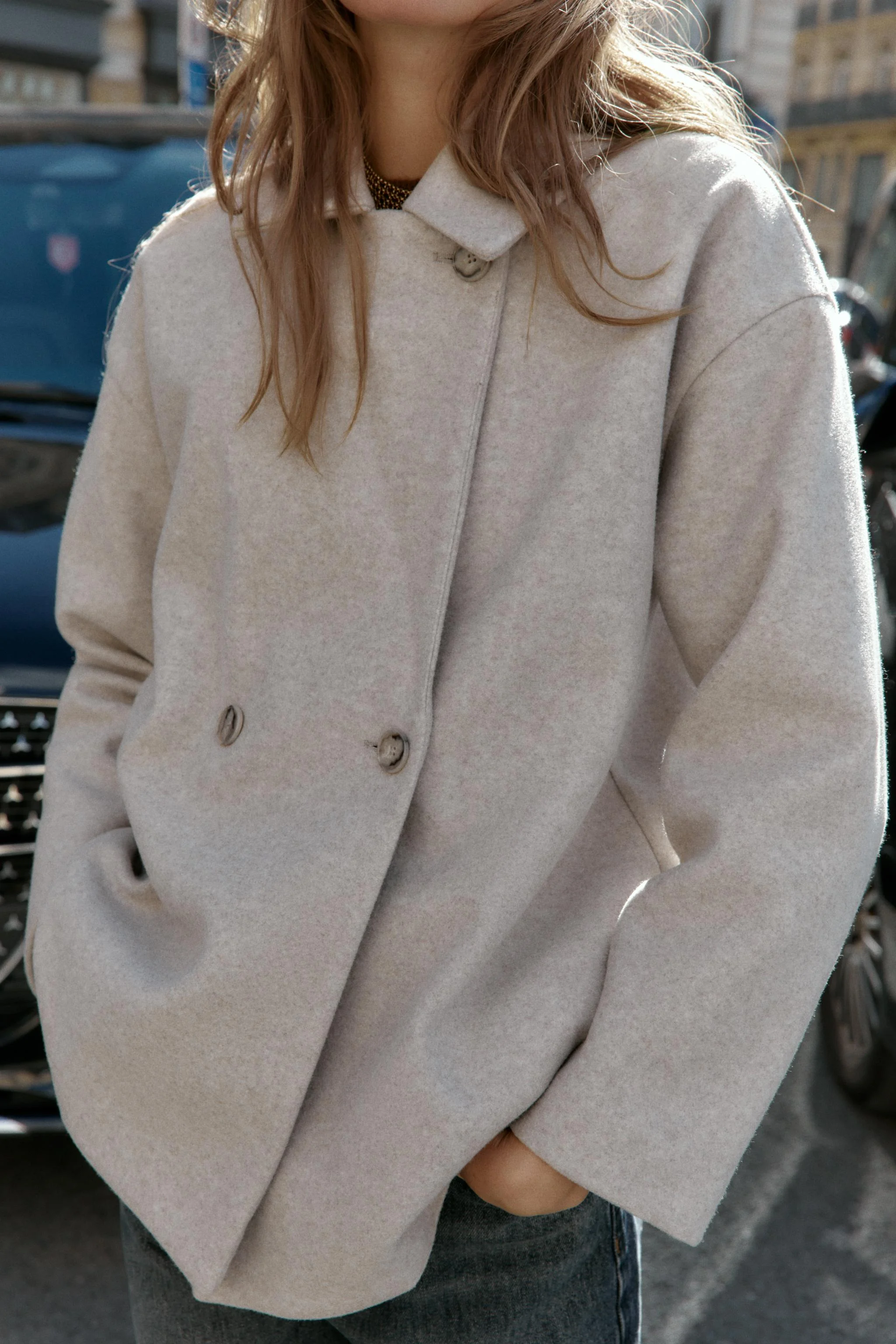 کت کوتاه یقه برگردان و آستین بلند. لبه صاف. دارای دکمه دوبل.