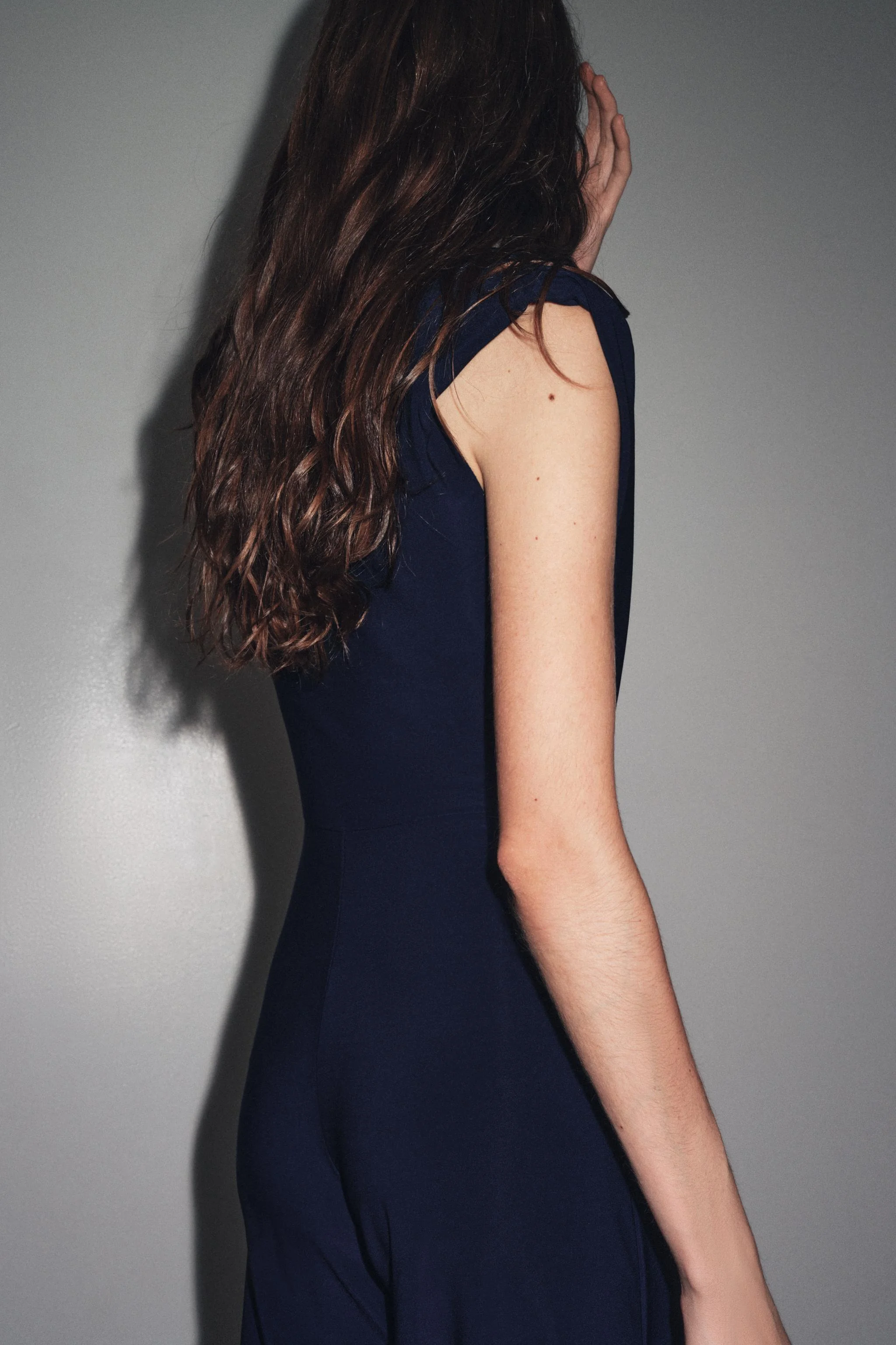 سرهمی بلند با جزئیات پارچه ای و سرشانه های پد دار