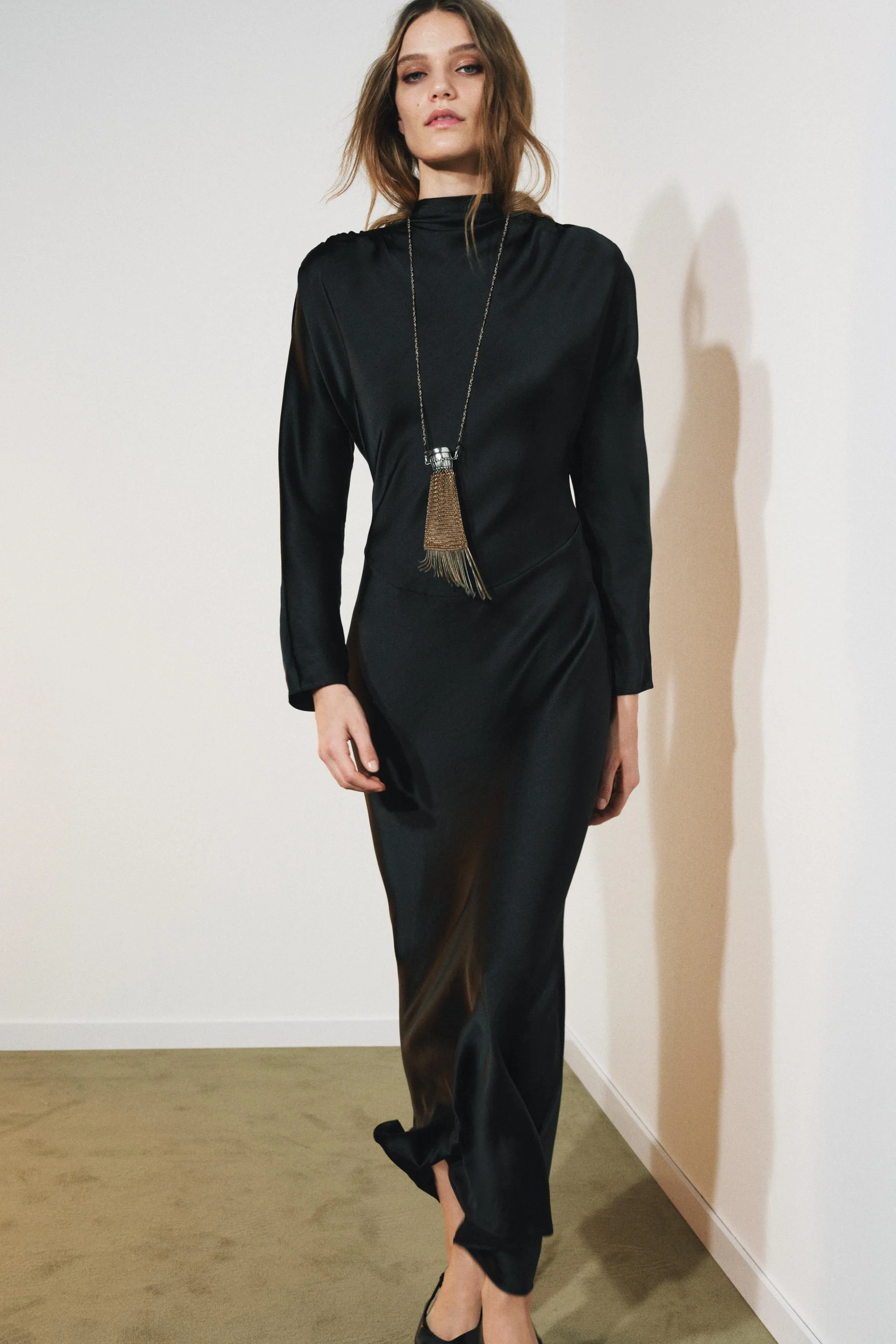 پیراهن بلند ساتن با جزئیات چین دار