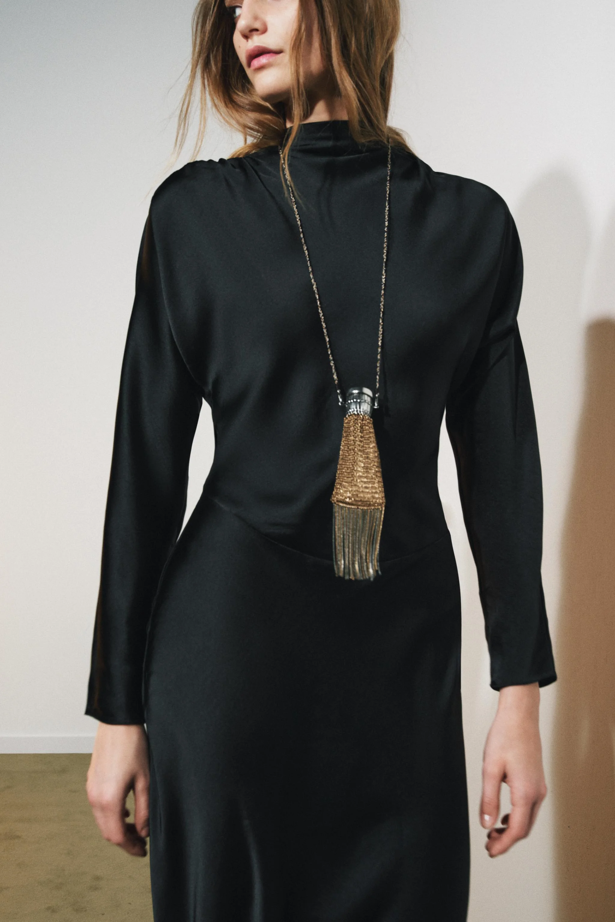 پیراهن بلند ساتن با جزئیات چین دار