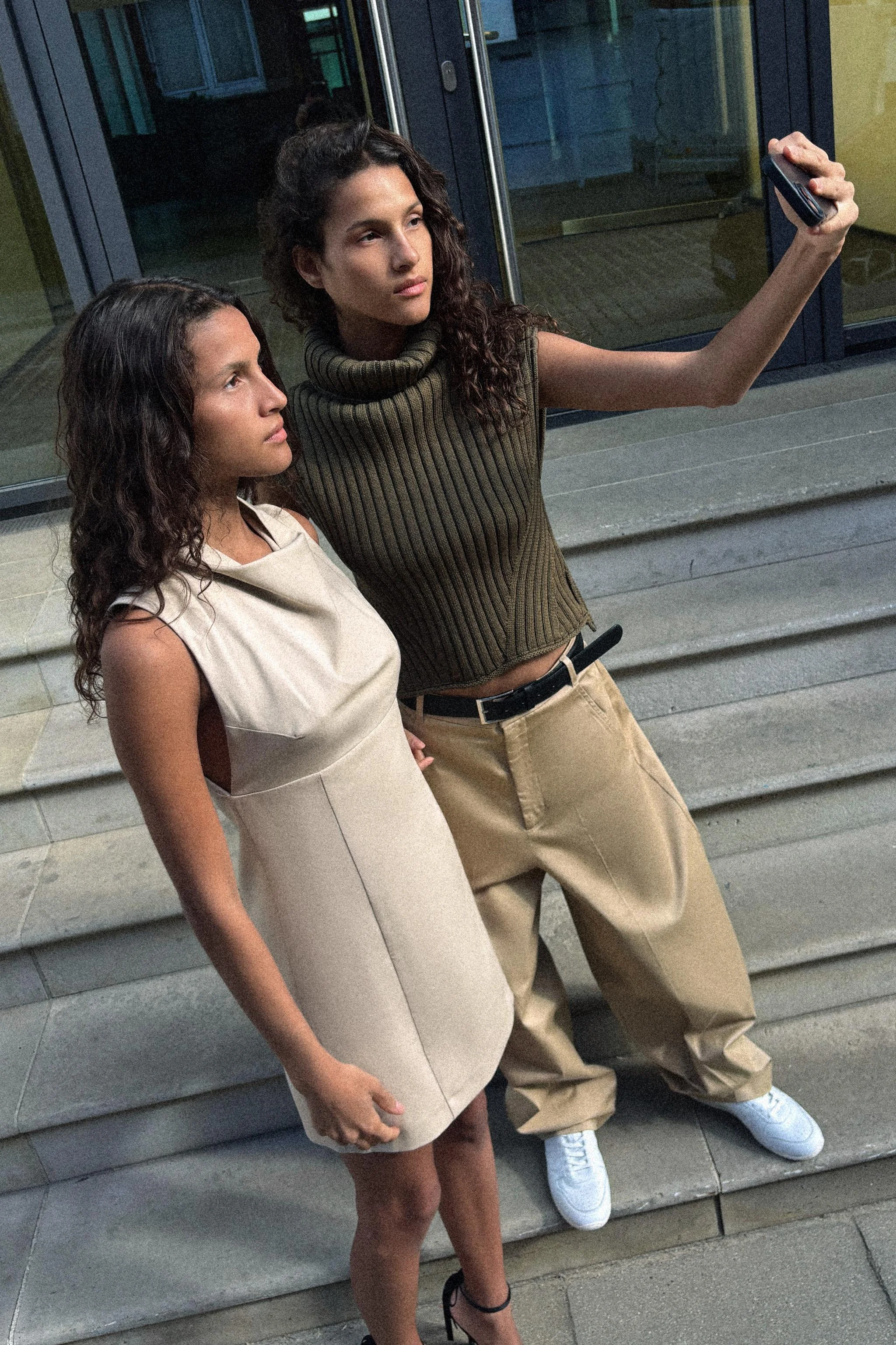 پیراهن کوتاه بدون آستین با یقه دراپه