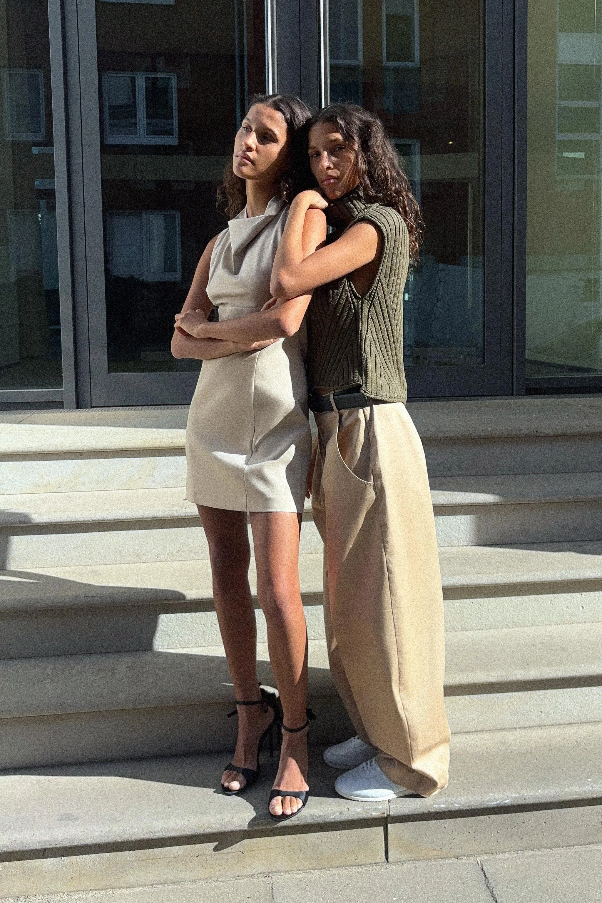 پیراهن کوتاه بدون آستین با یقه دراپه