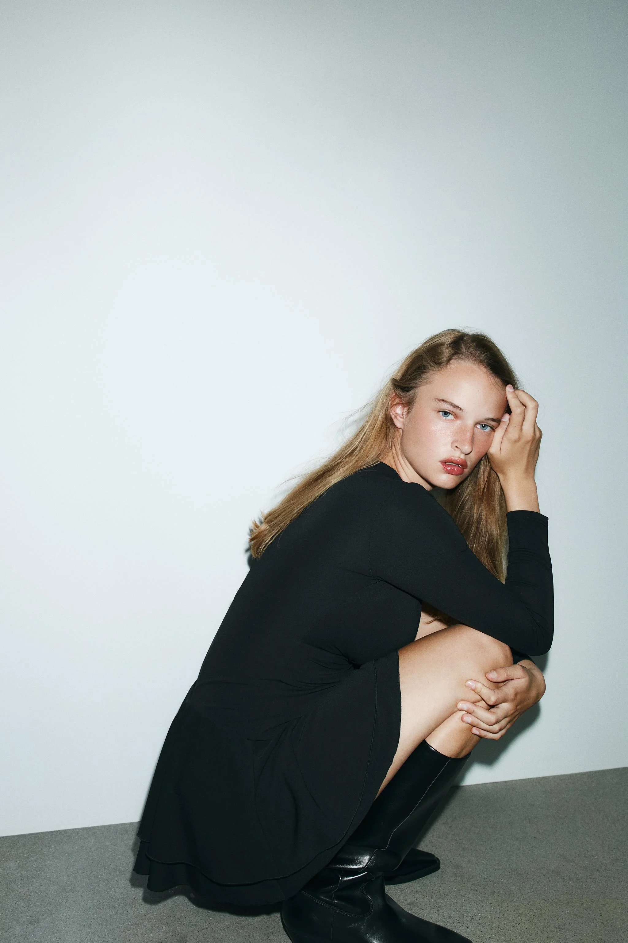 پیراهن سرهمی پلی‌سوت با یقه هفت باز و آستین بلند. دارای جزئیات چین‌دار. دارای زیپ مخفی در درز پشت.