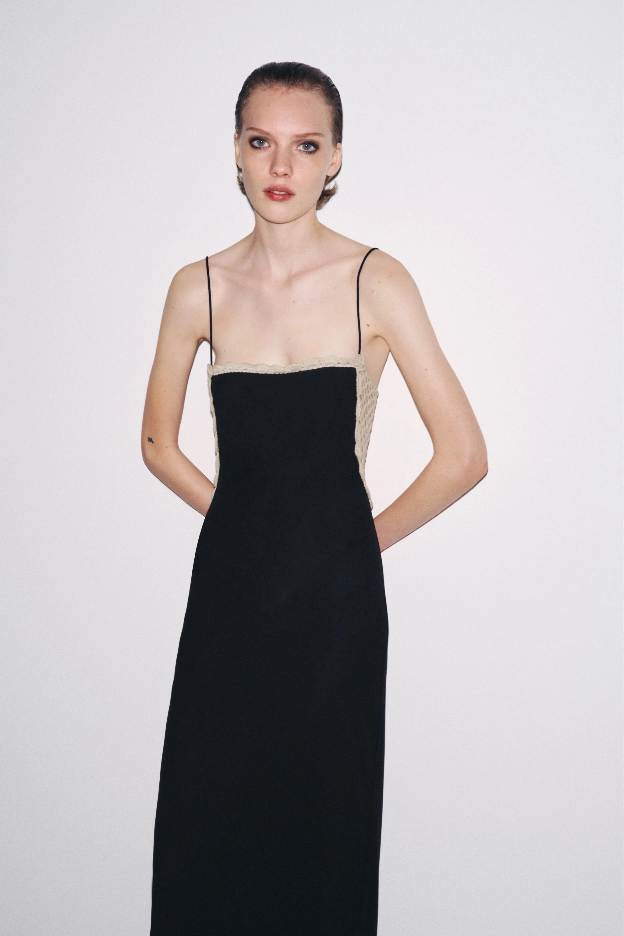 پیراهن بلند با طرح متضاد قلاب بافی