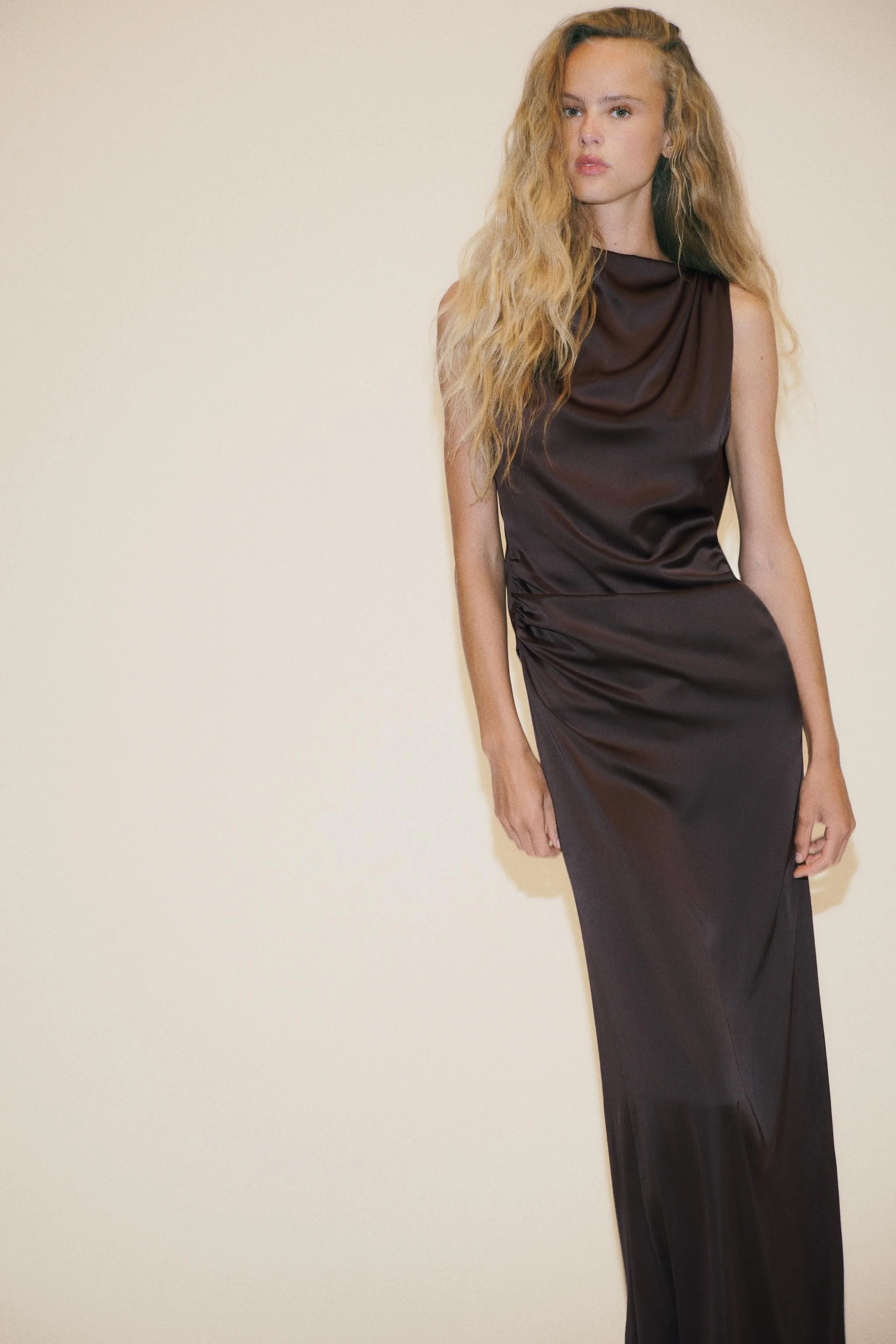 پیراهن بلند ساتن پشت باز پیراهن بلند ساتن پشت باز