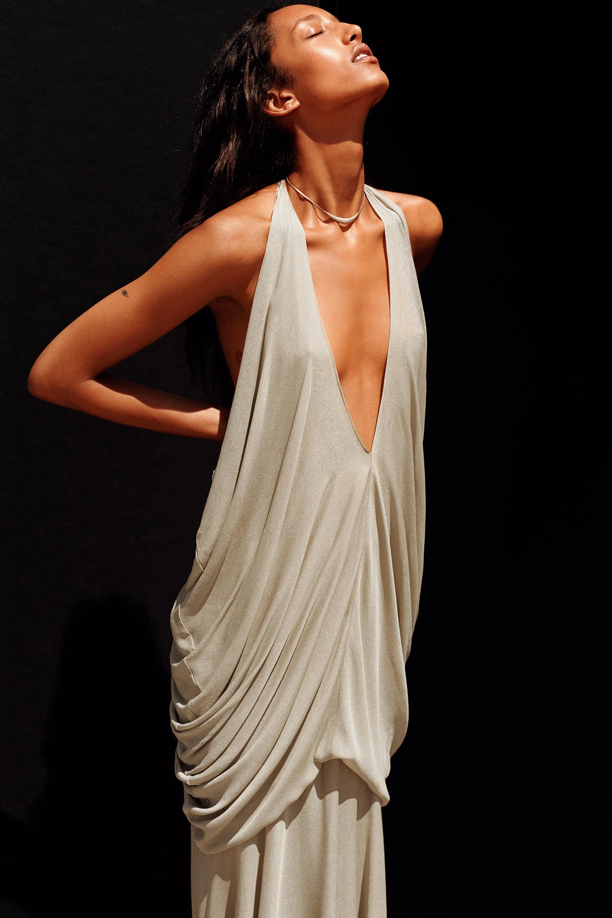 پیراهن ماکسی یقه هالتر حجیم با طراحی خاص