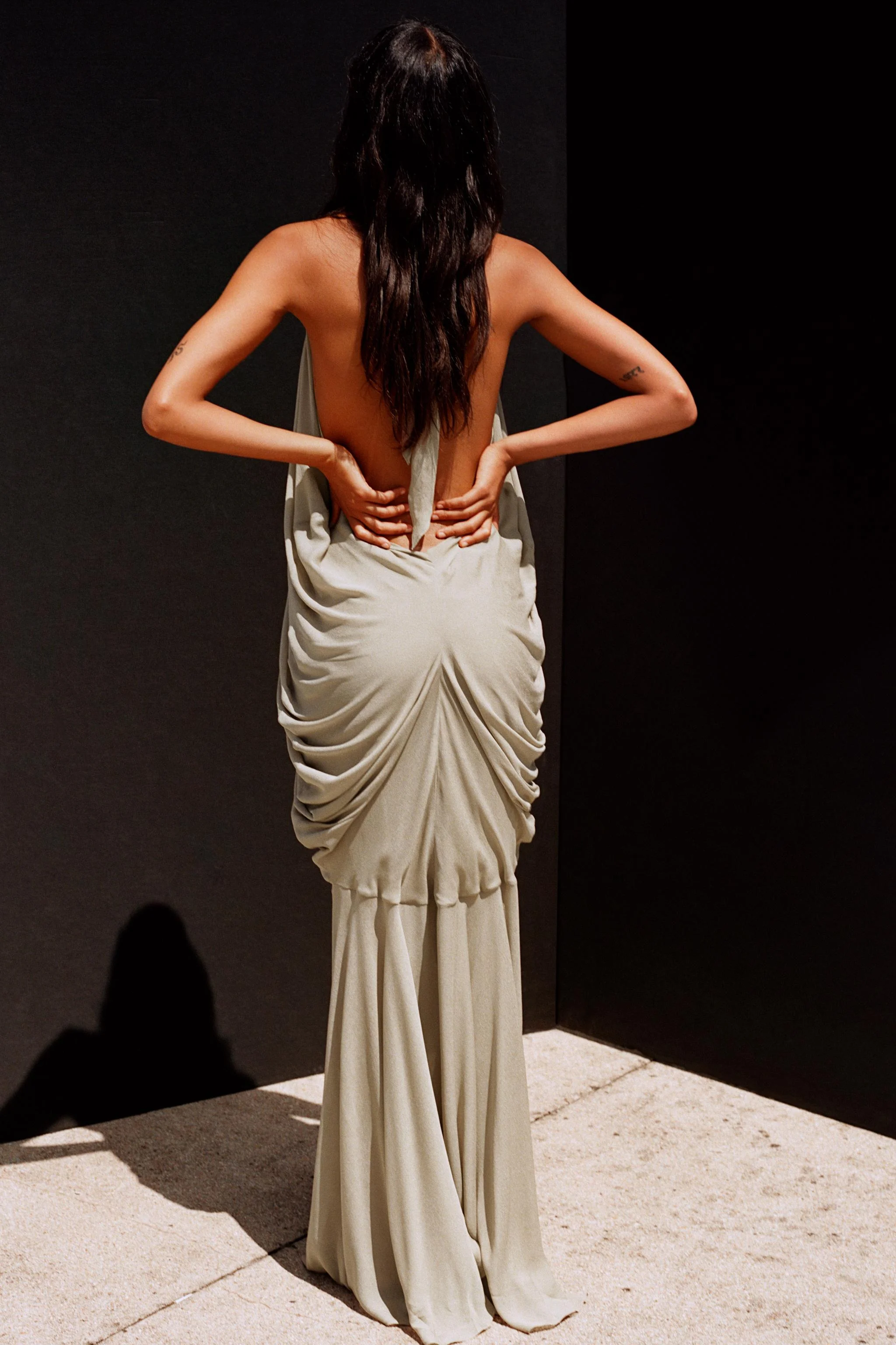 پیراهن ماکسی یقه هالتر حجیم با طراحی خاص