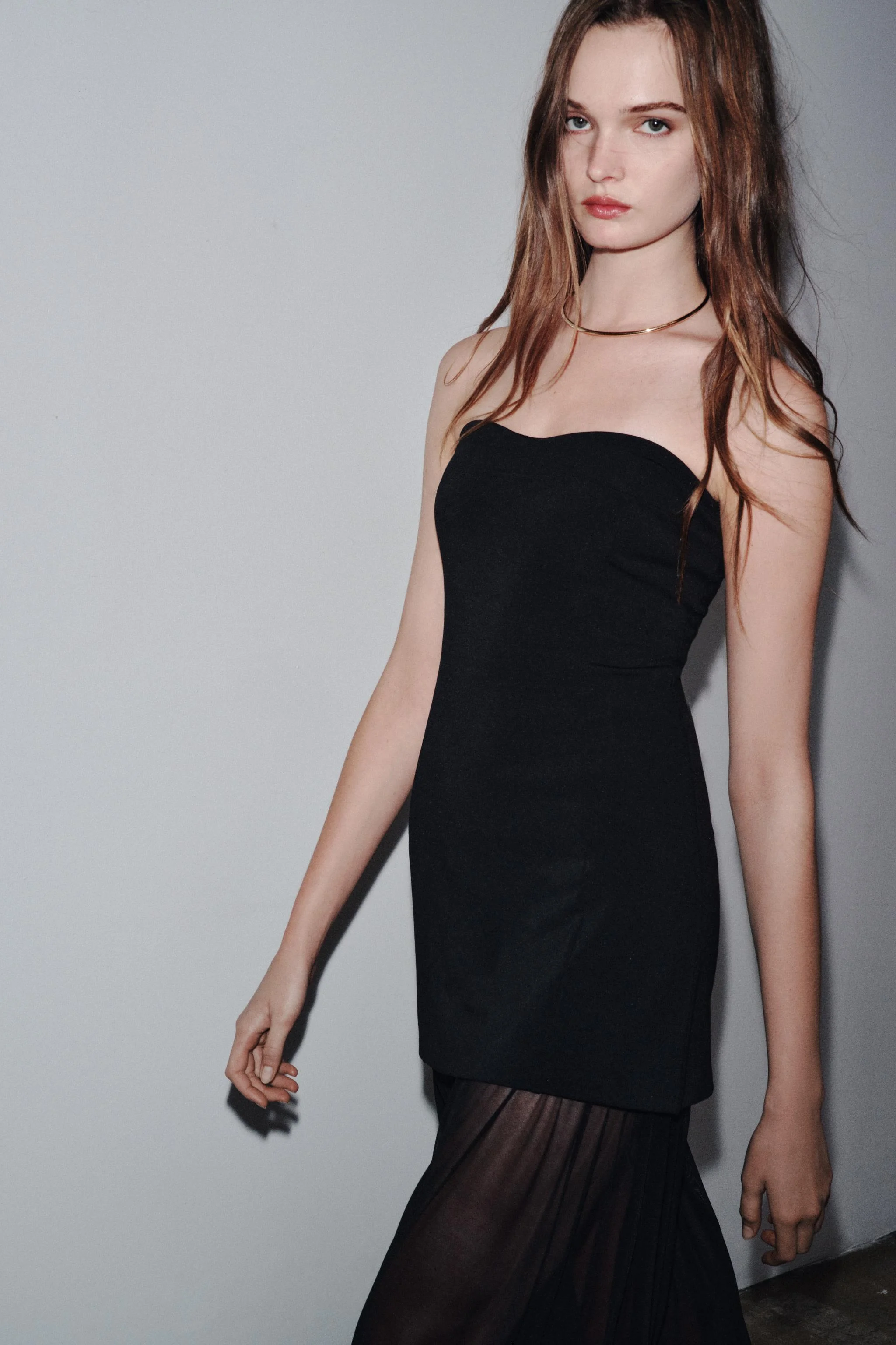 پیراهن بلند بدون بند سرشانه باز. دارای جزئیات ترکیبی پارچه همرنگ. لبه صاف.